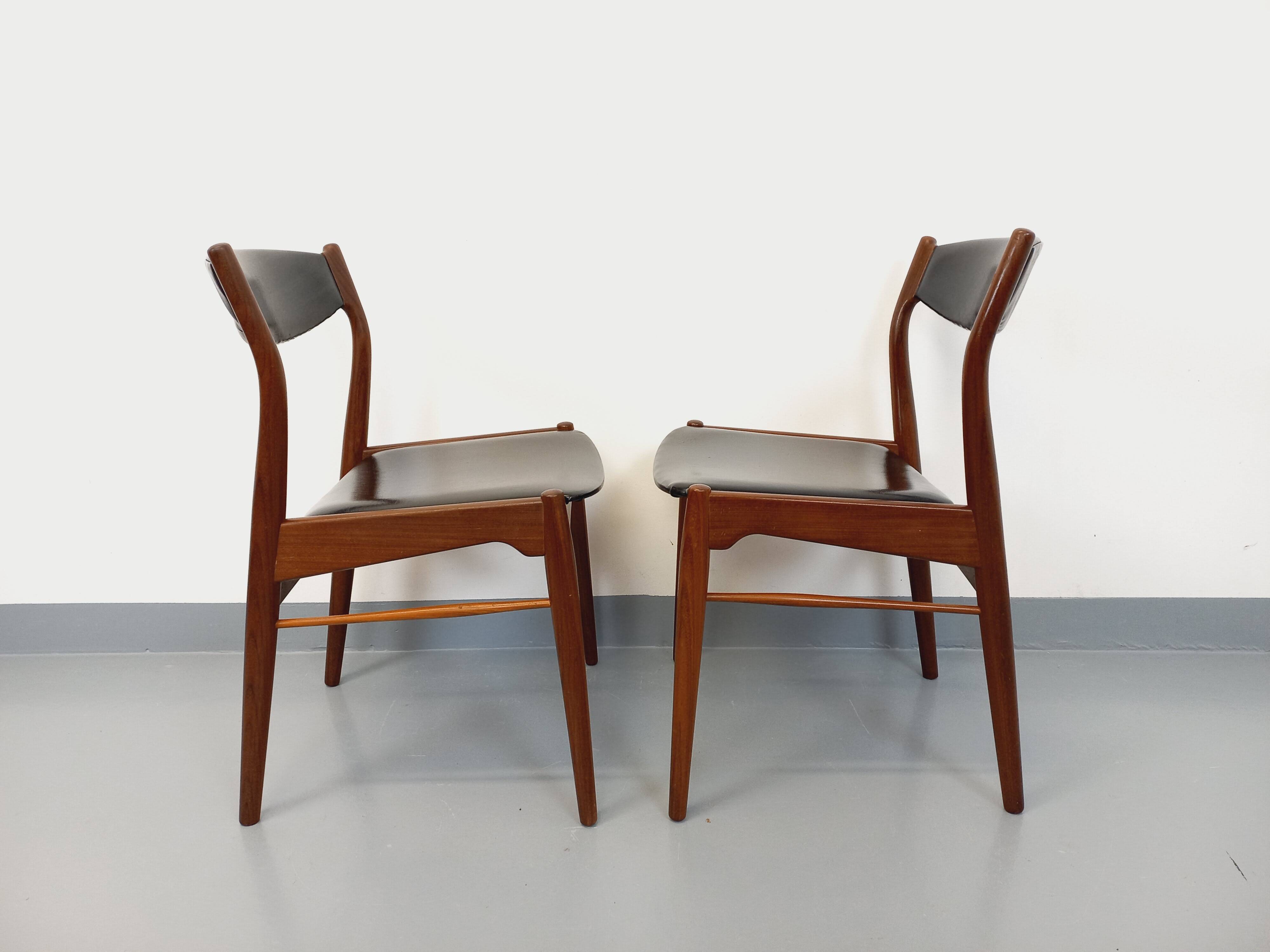 Paire de chaises scandinaves en teck et skaï, années 50-60