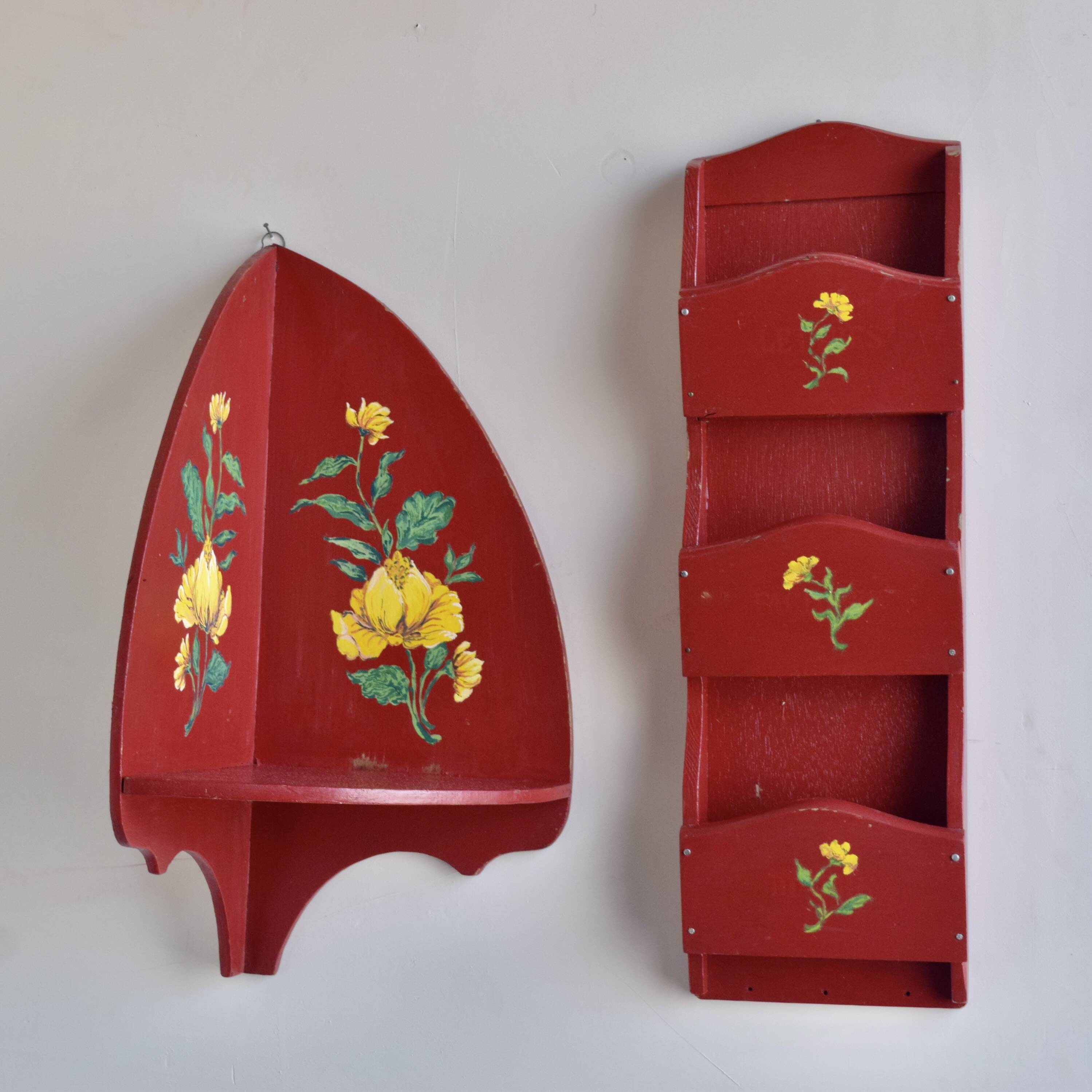 Vintage mail holder and matching plant holder in red painted wood - floral decor - 1970s
