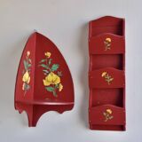 Vintage mail holder and matching plant holder in red painted wood - floral decor - 1970s