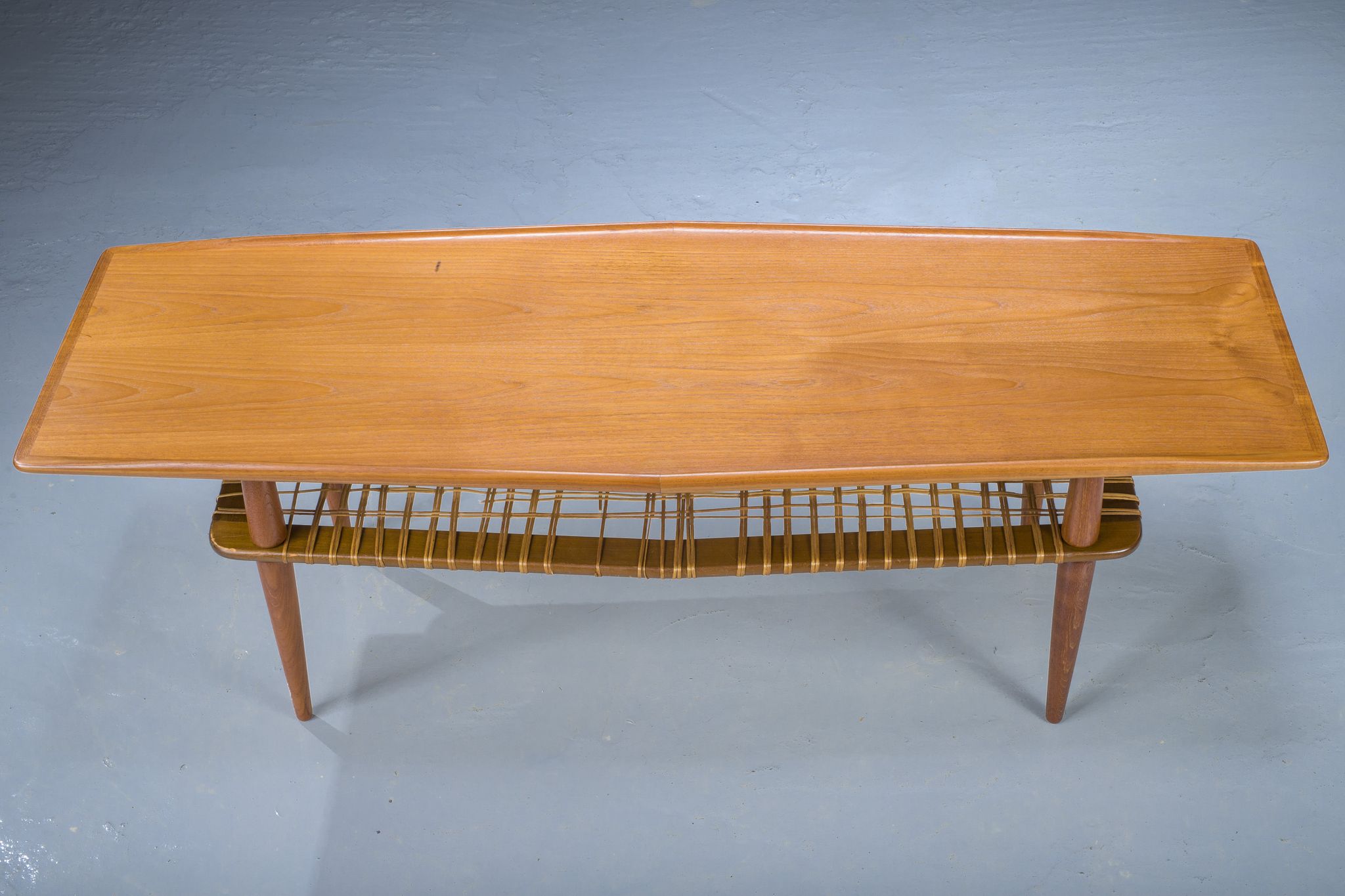 Table basse mid-century en teck et rotin