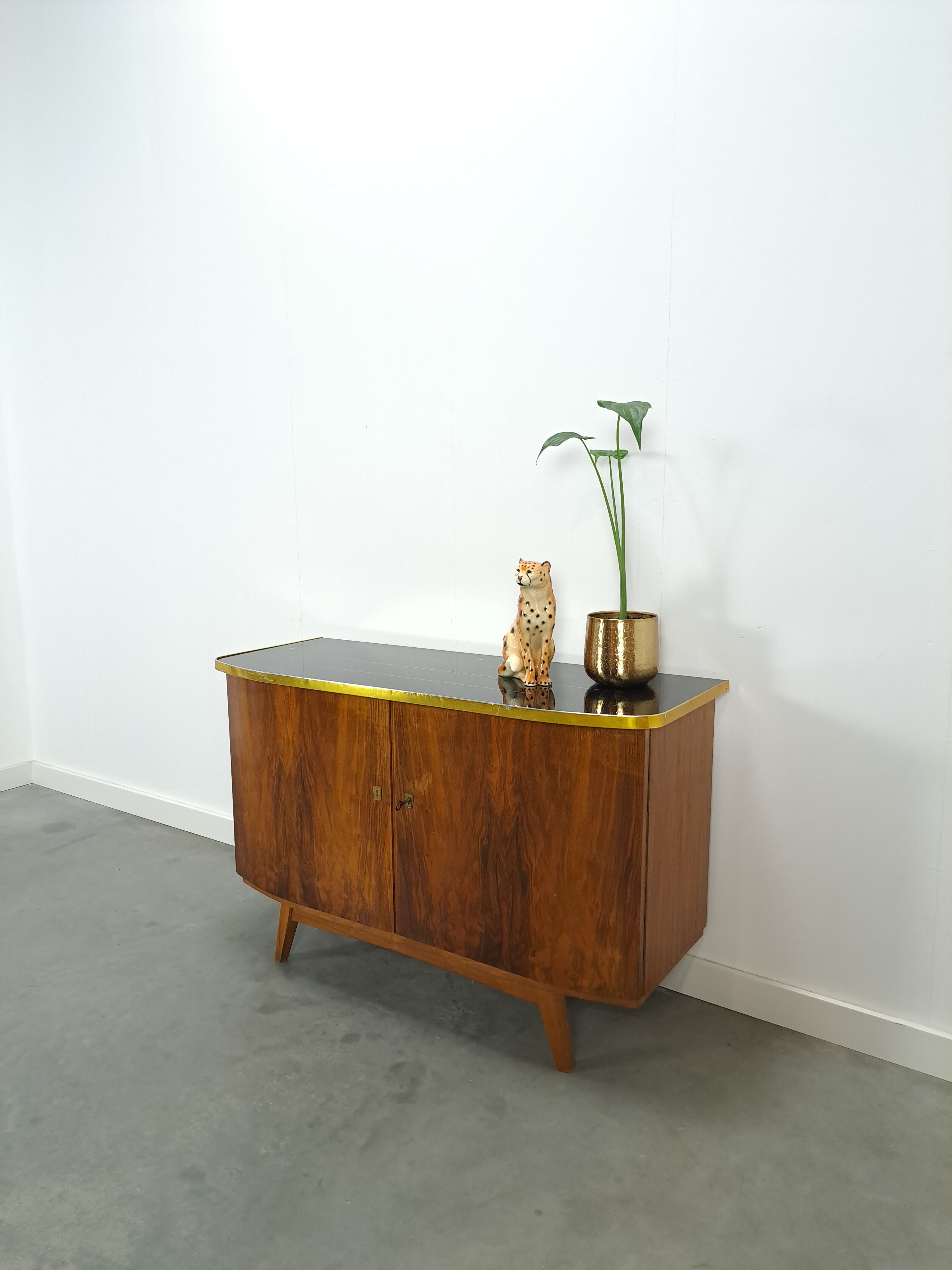 Buffet vintage avec plateau en verre et bord en laiton, meuble TV