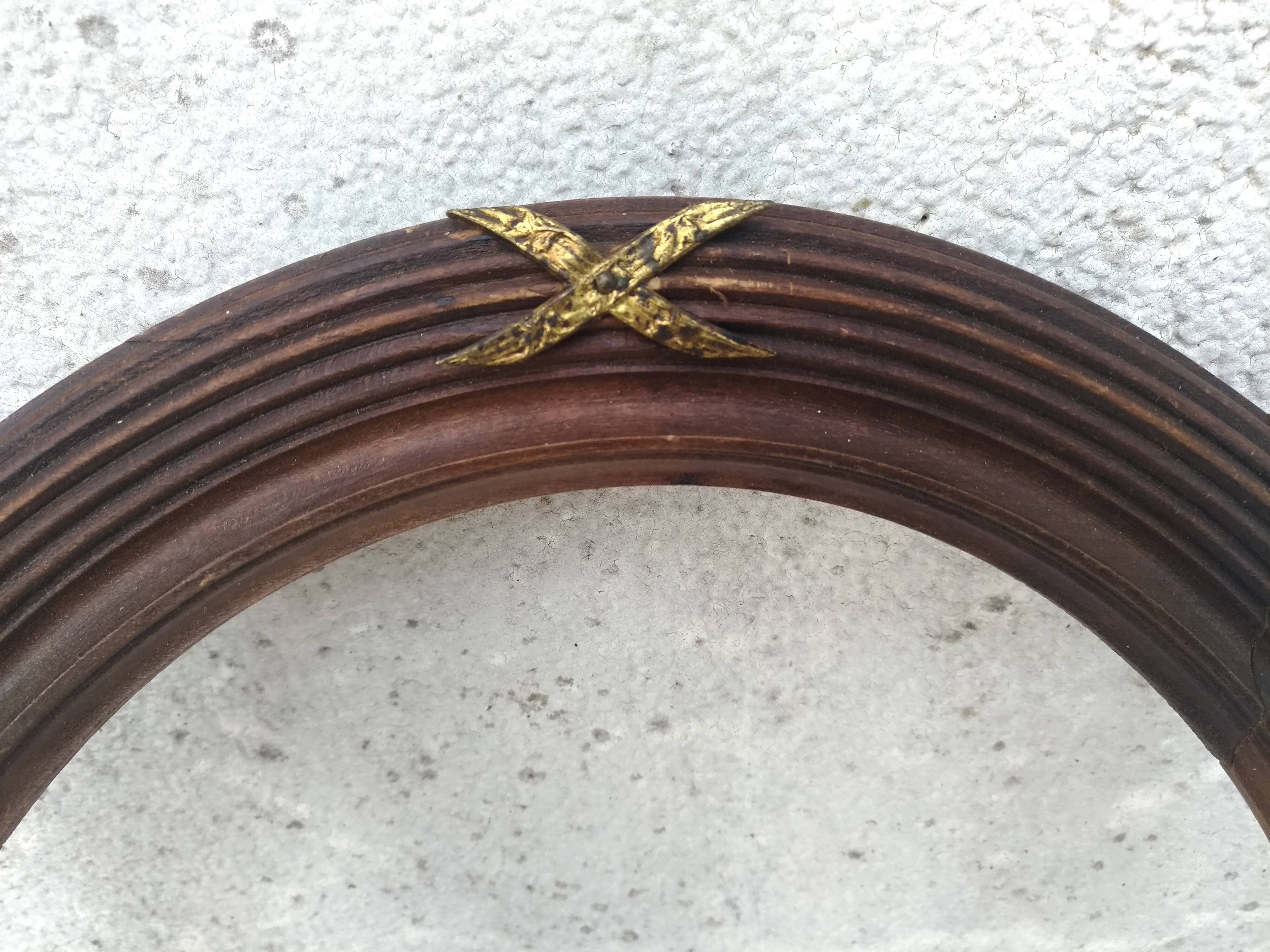 Oval-shaped wooden frame