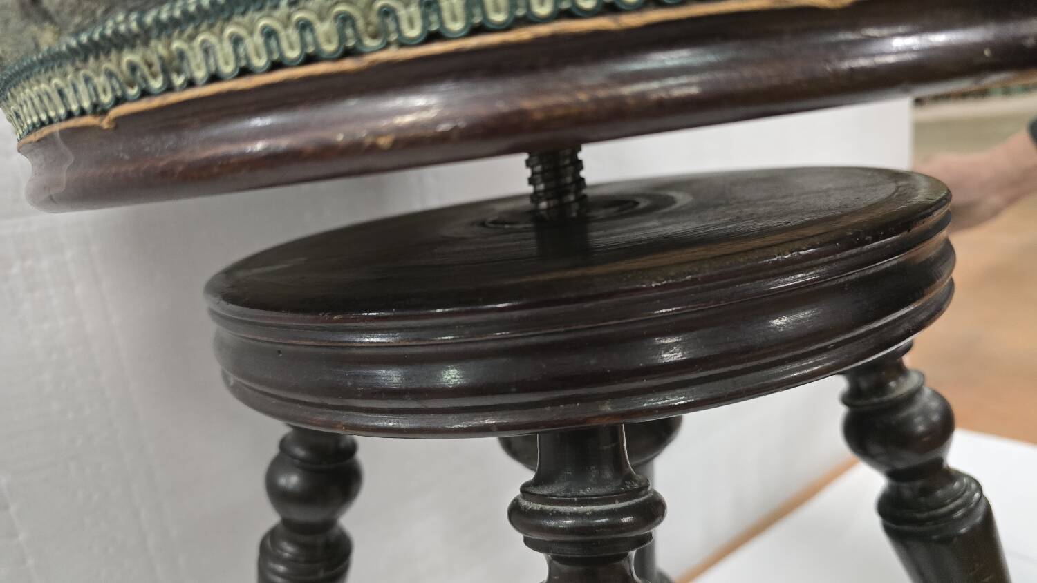 Antique adjustable piano stool – Napoleon III period, late 19th century