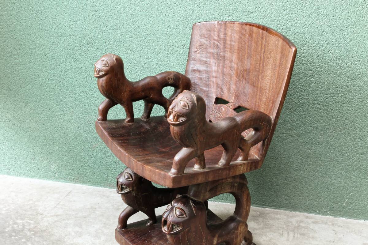 Siège africain monoxyle en bois sculpté
