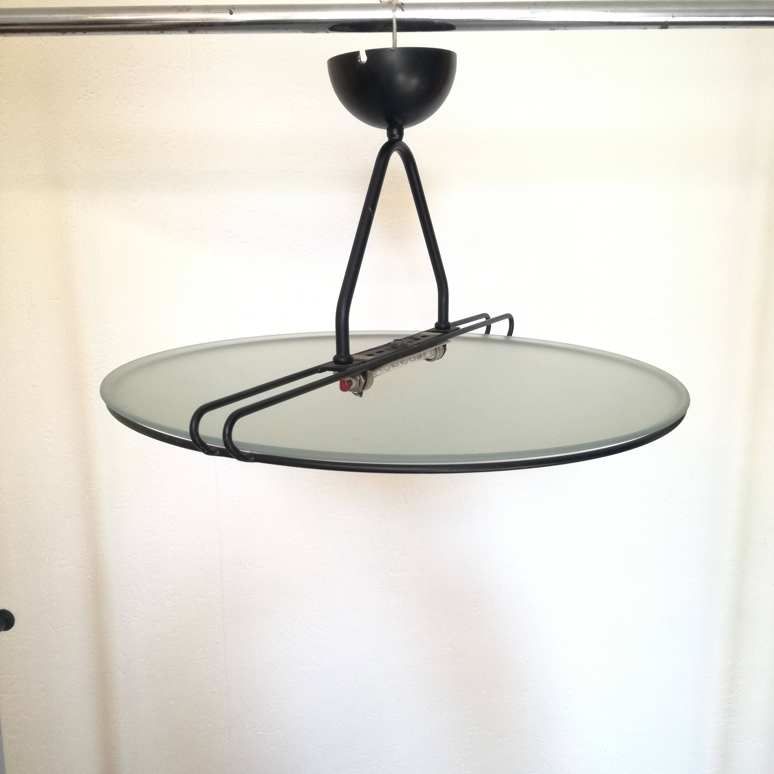 Glass saucer suspension on wire structure