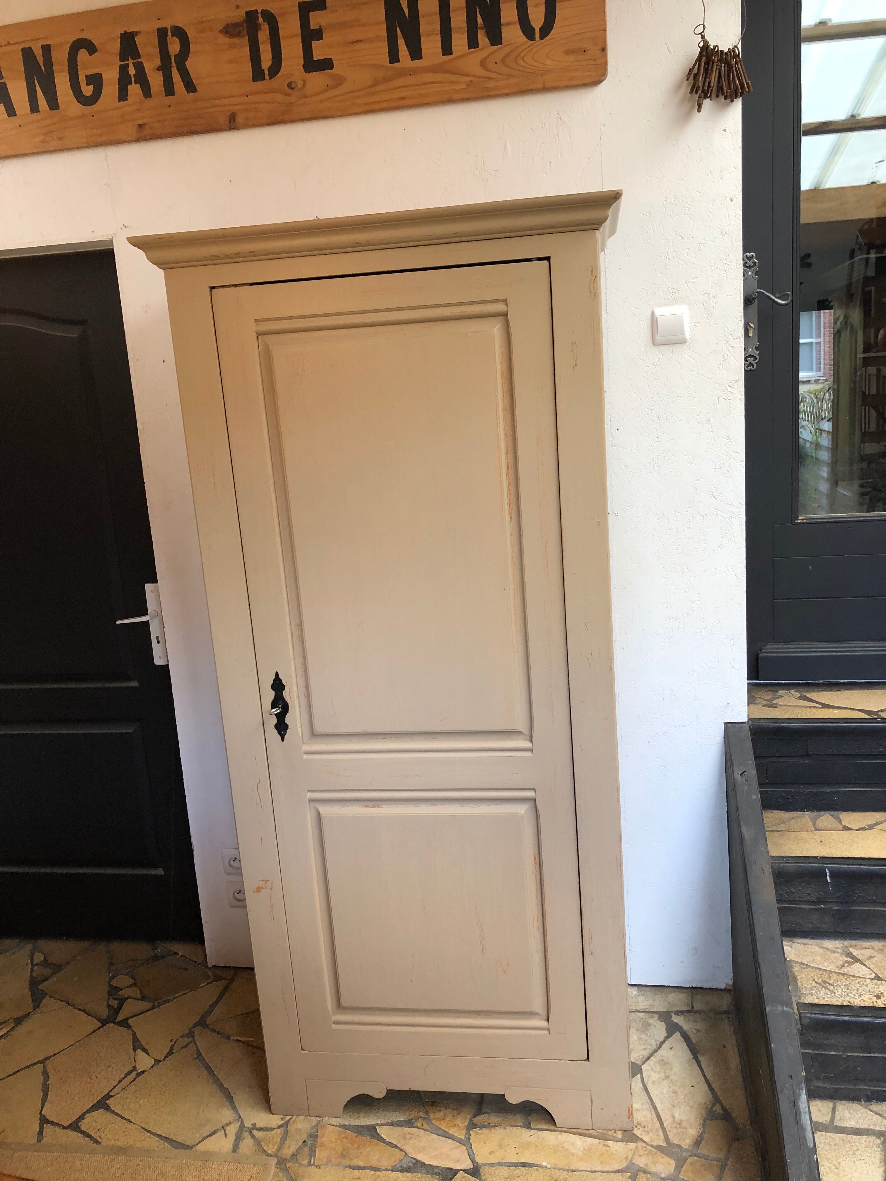 Wardrobe / hosiery maker