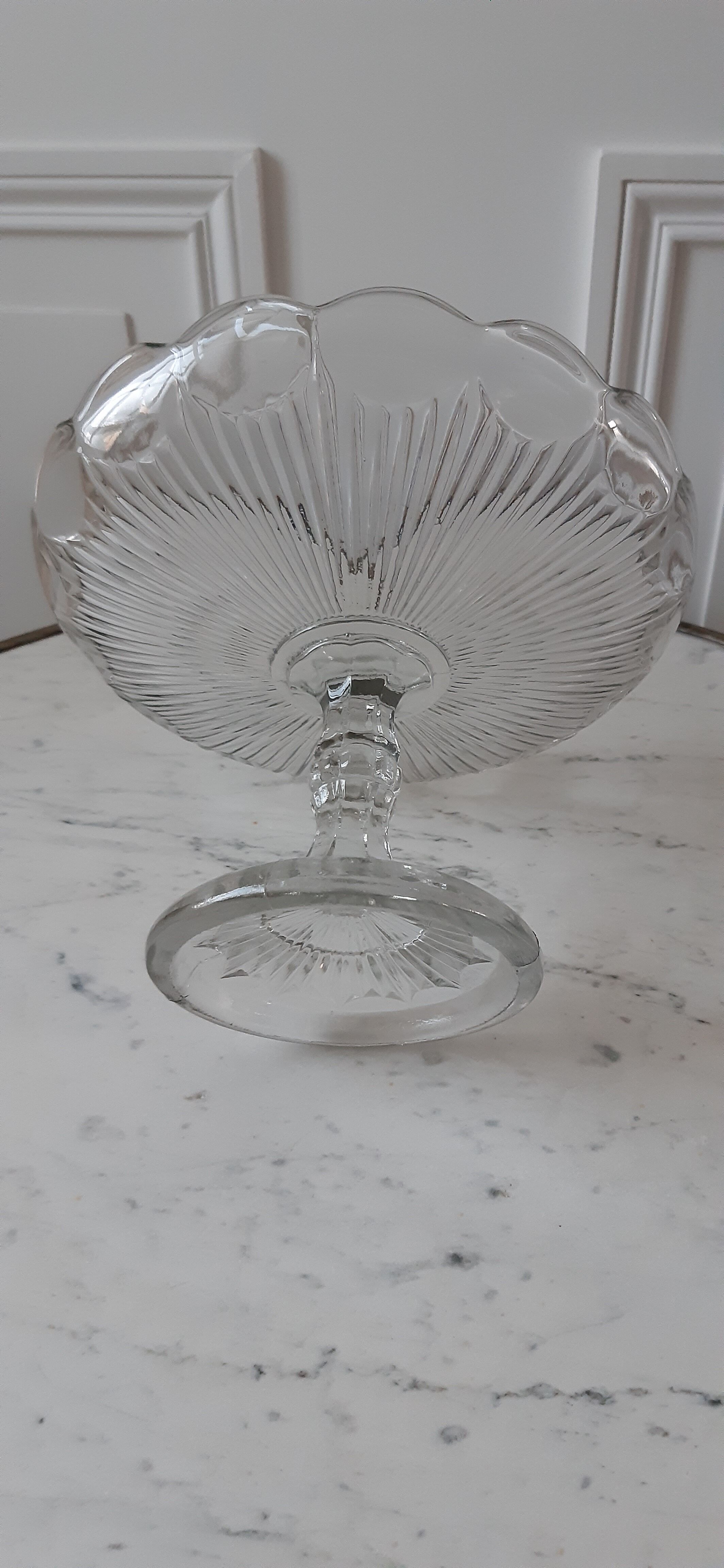 Compotier / servant in molded glass 30s