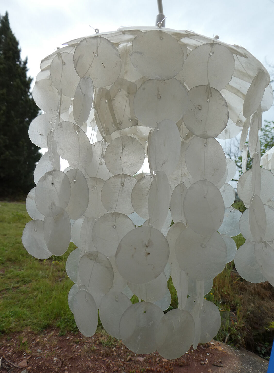 Duo of hanging lamps in mother-of-pearl tassels