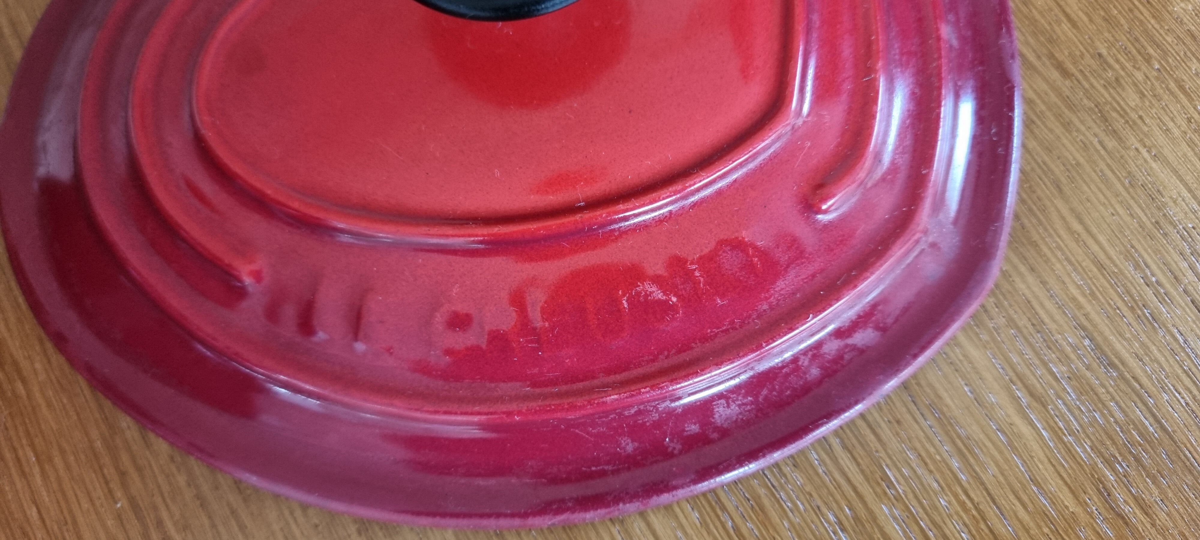 Cocotte Le Creuset . Heart cast iron cherry color.