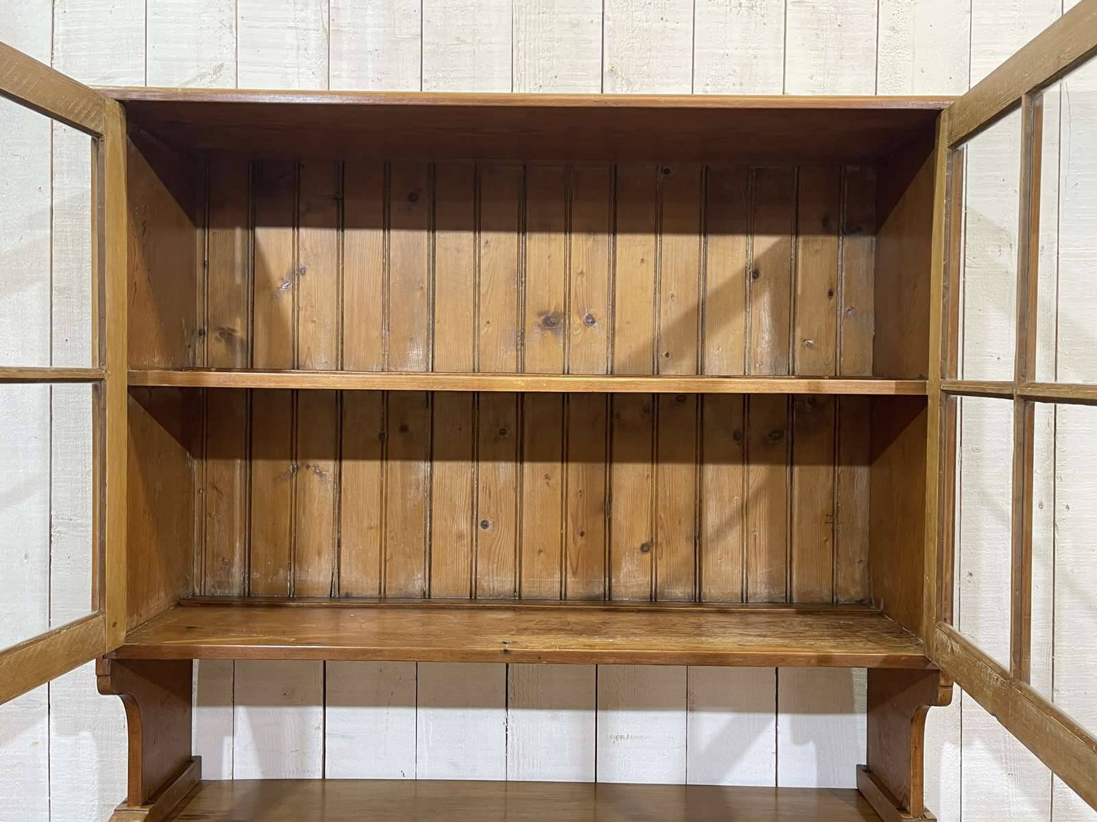 Buffet 2 corps anglais en sapin et noyer des années 1930