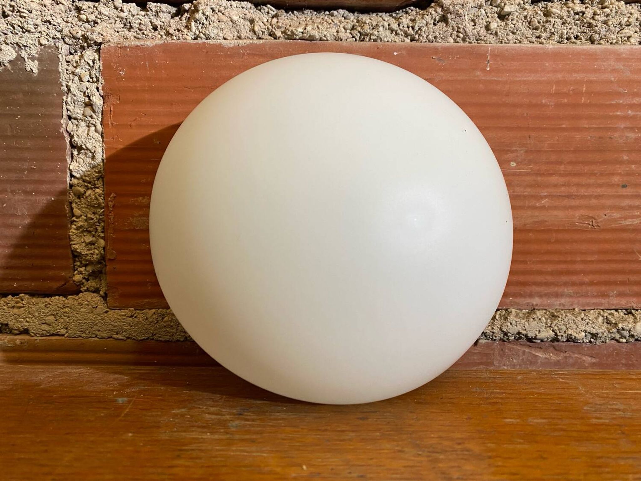 Plafonnier, applique boule vintage en opaline blanche