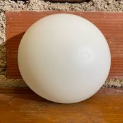 Plafonnier, applique boule vintage en opaline blanche