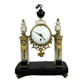 Pendule en bronze et marbre Louis XVI