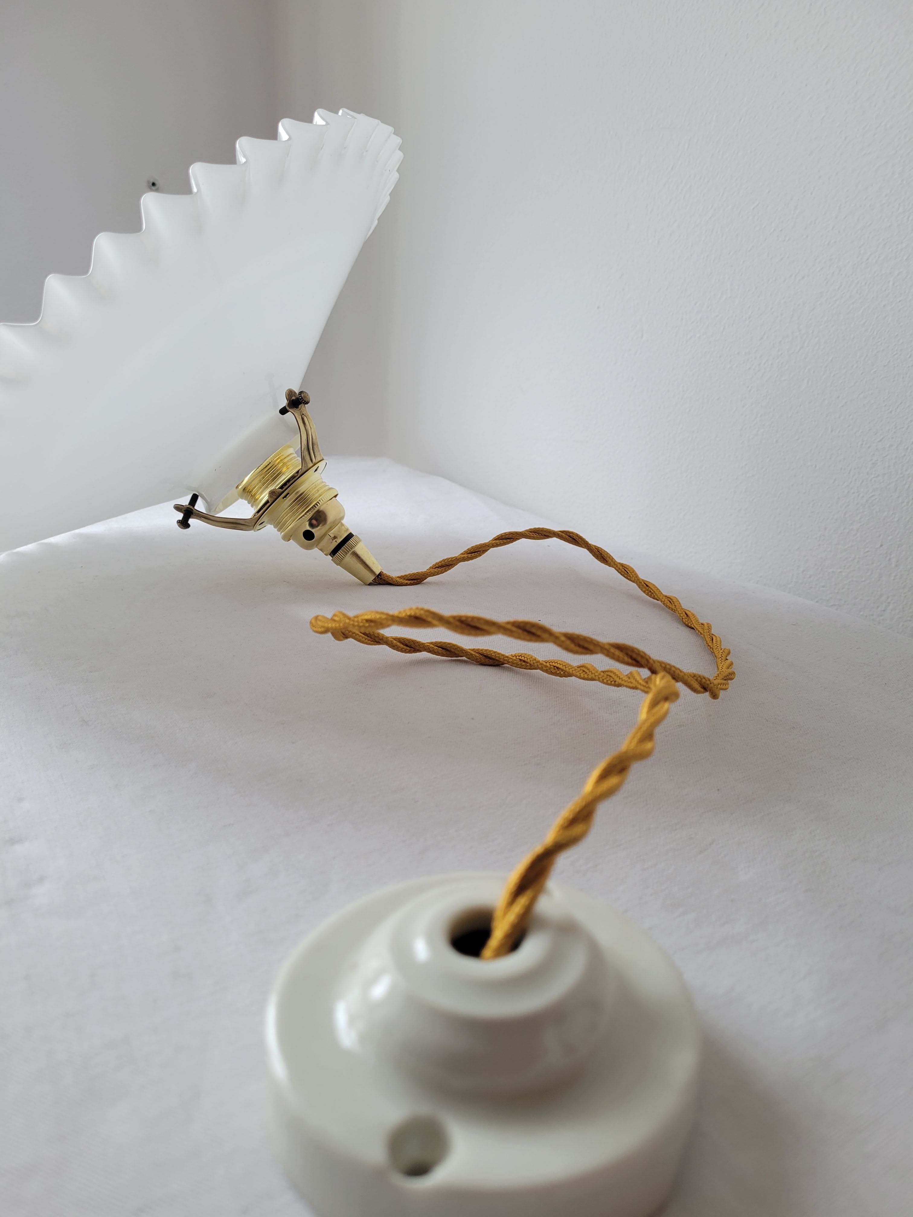 Serrated opaline suspension