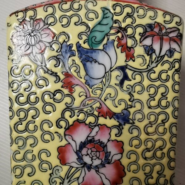 Vase quadrangulaire chinois ancien signé