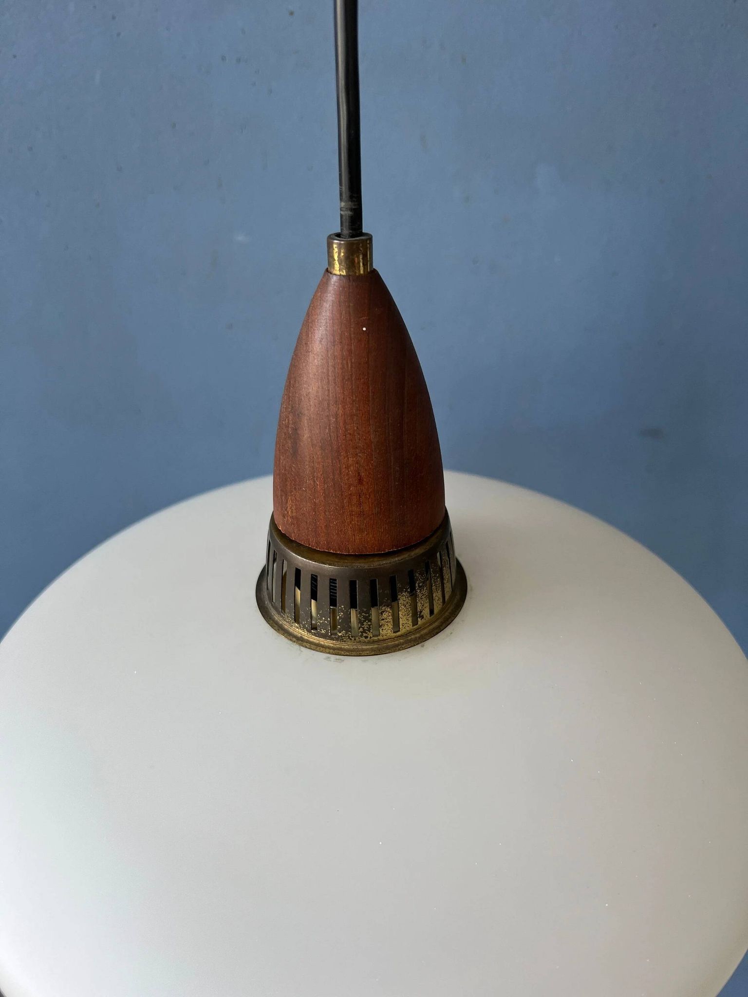 Suspension en verre opalin (style Philips) - Louis Kalff