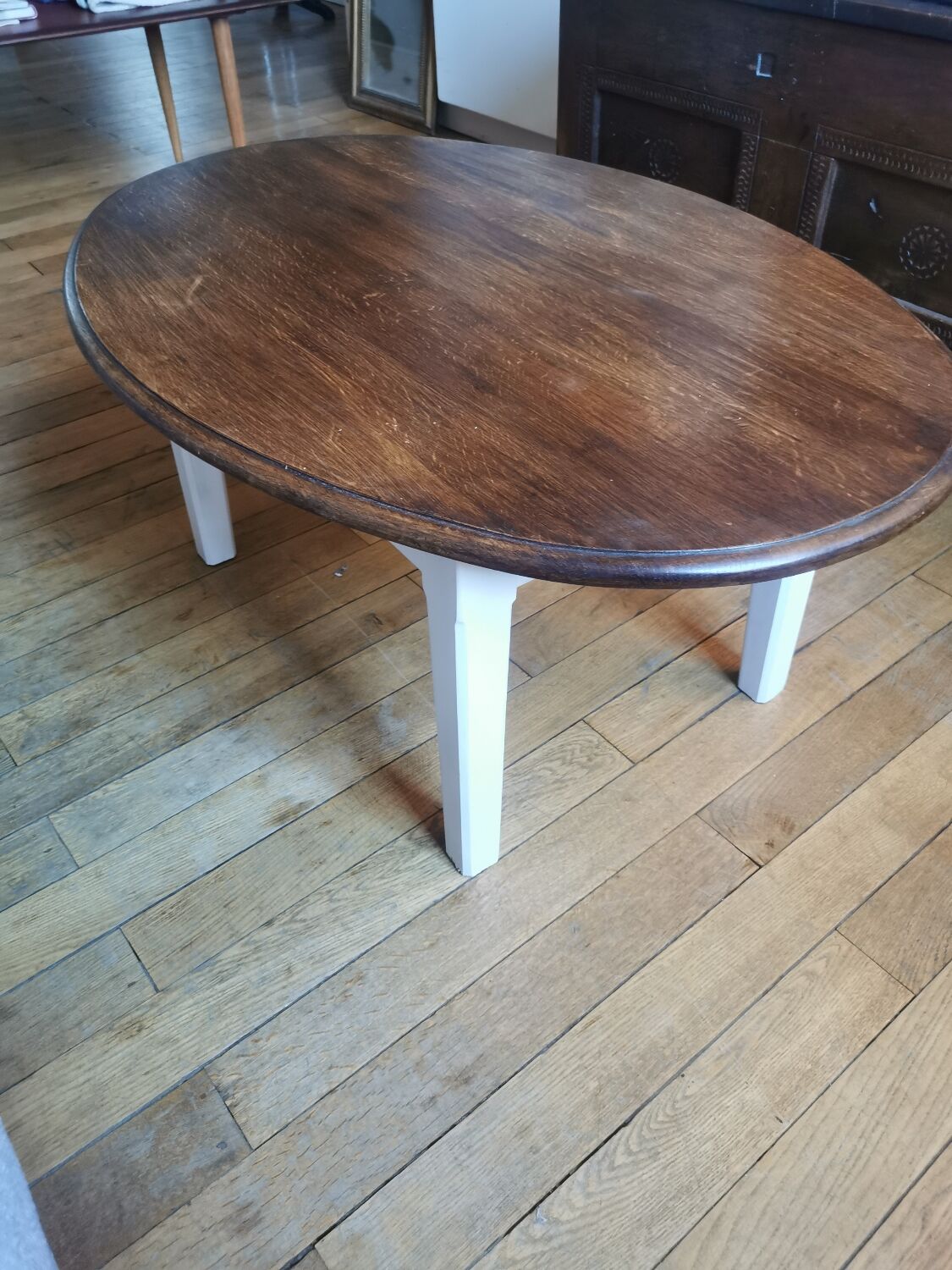 Oval coffee table