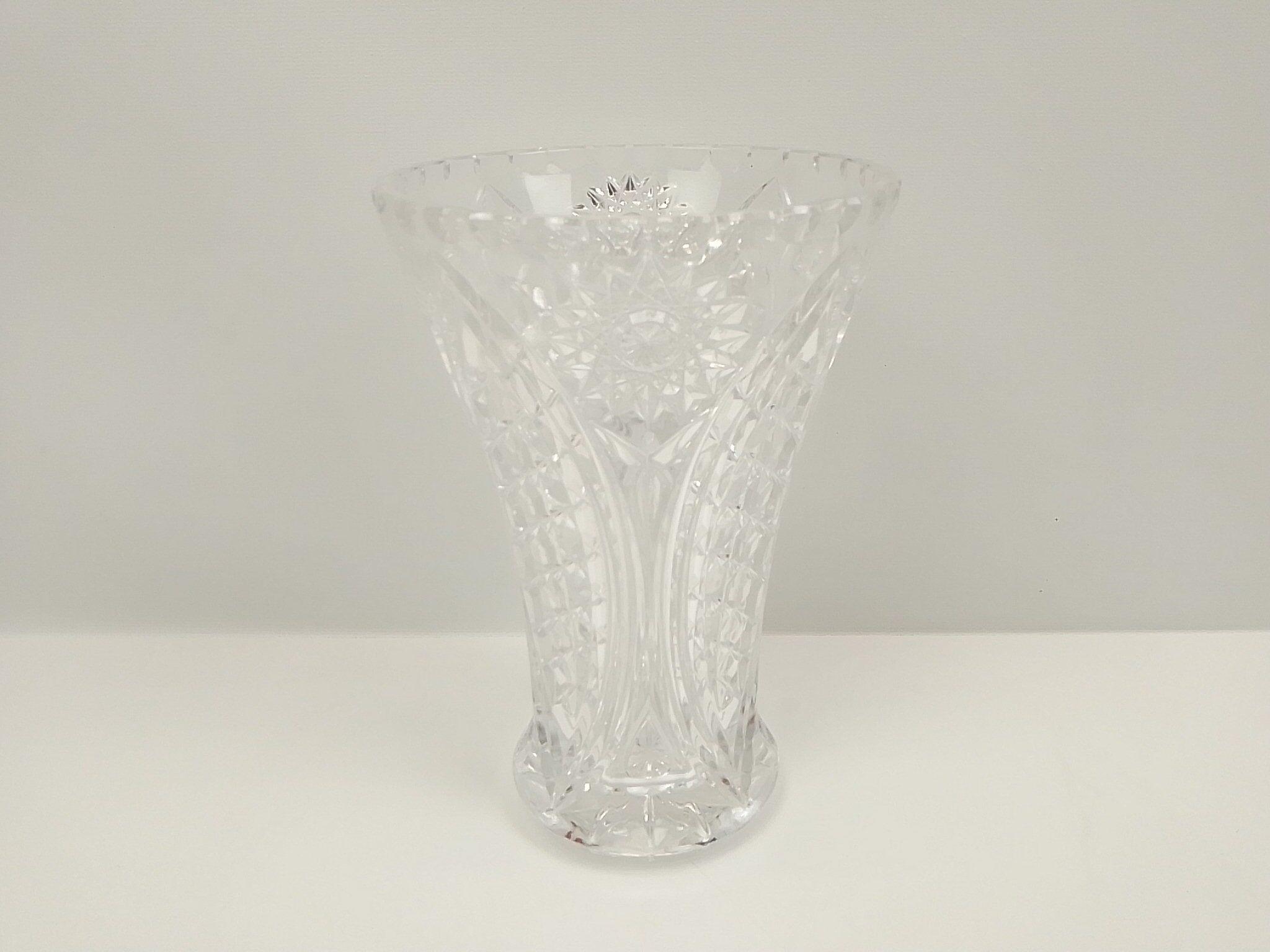 Vase in transparent crystal decoration in relief 21 cm