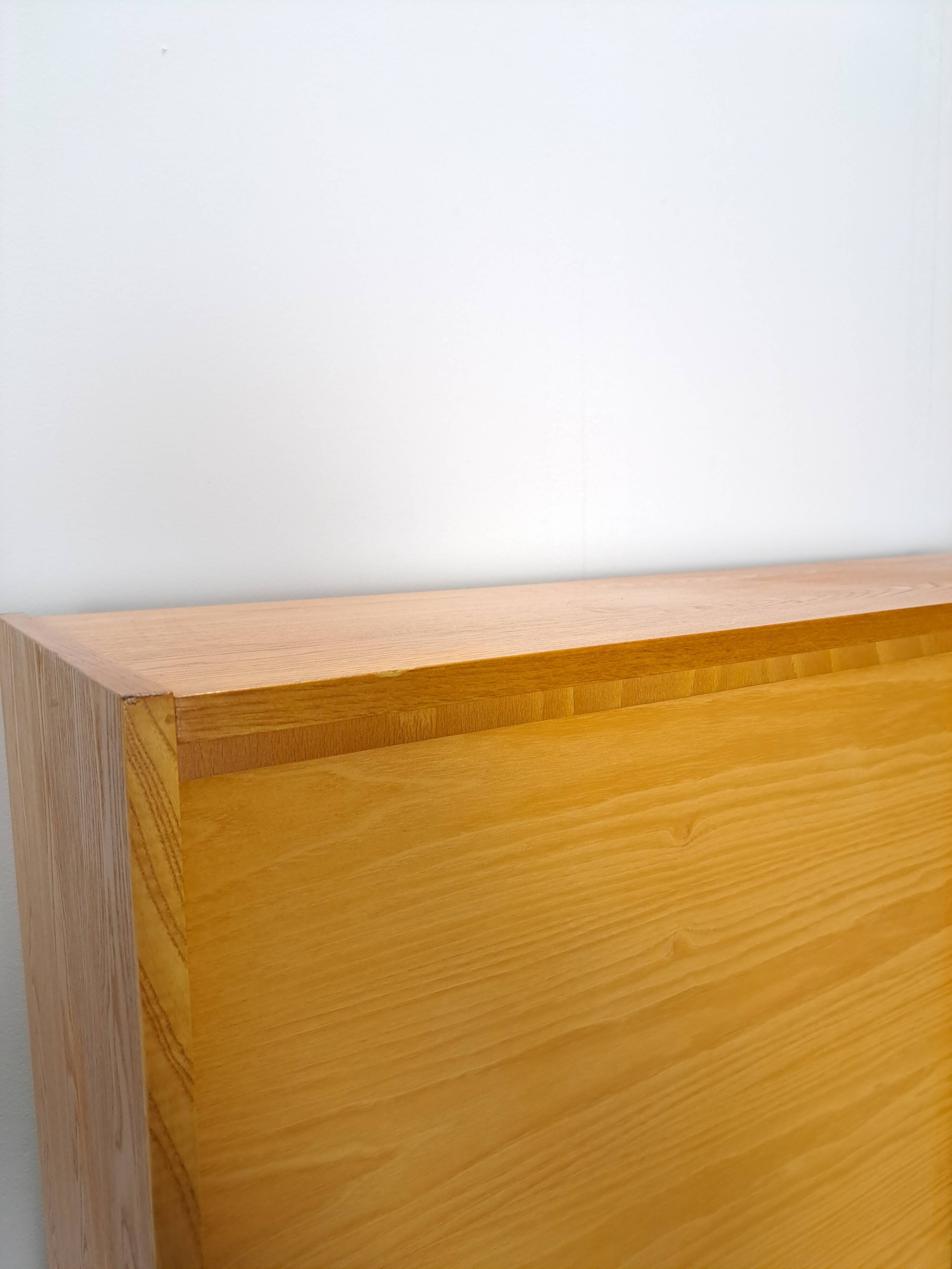 Jitona design vitrinekast met 2 kleuren fineer en schuifdeuren