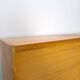 Jitona design vitrinekast met 2 kleuren fineer en schuifdeuren