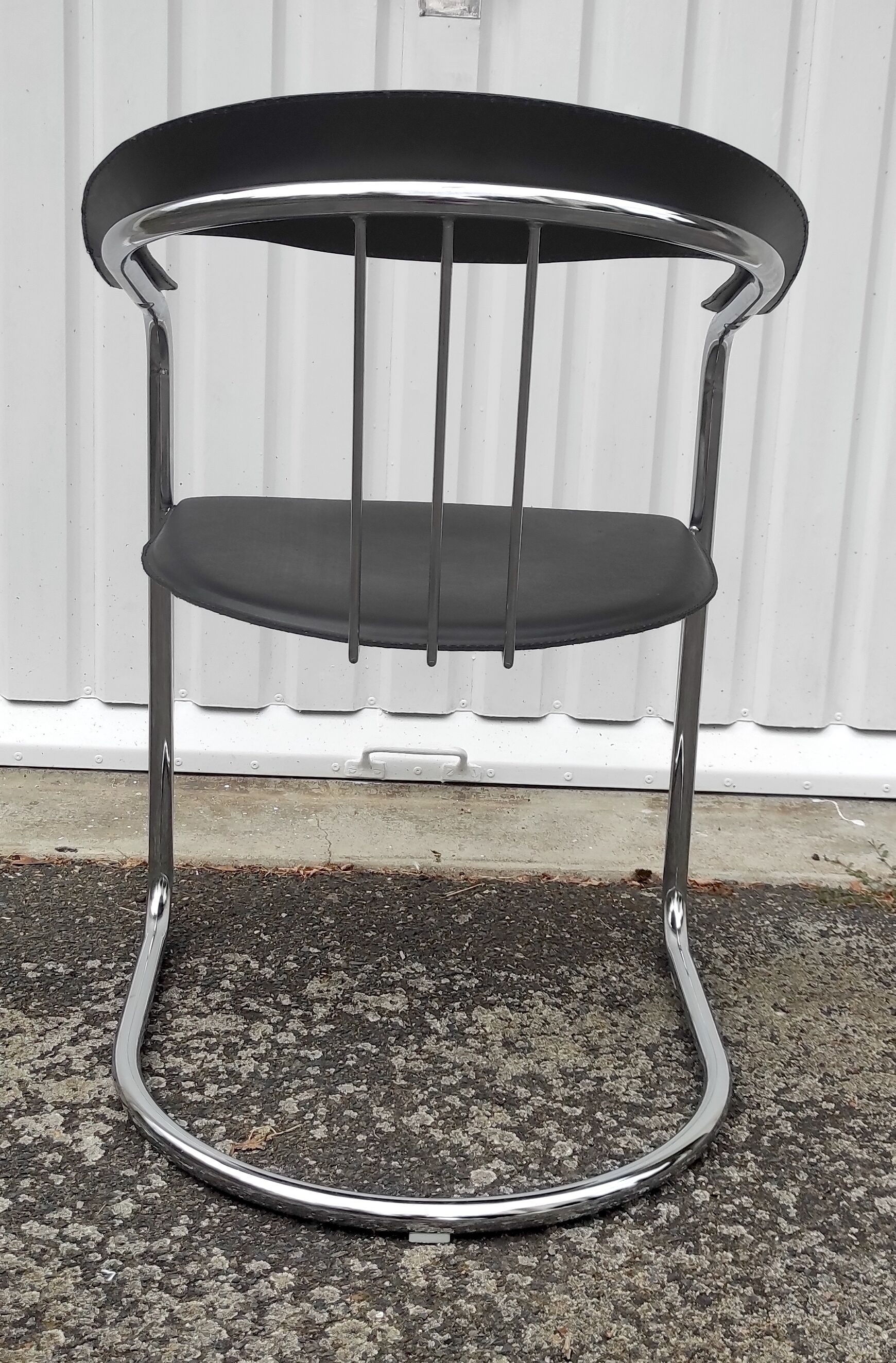 Chrome metal chair and Bauhaus style leather – 70s/80s