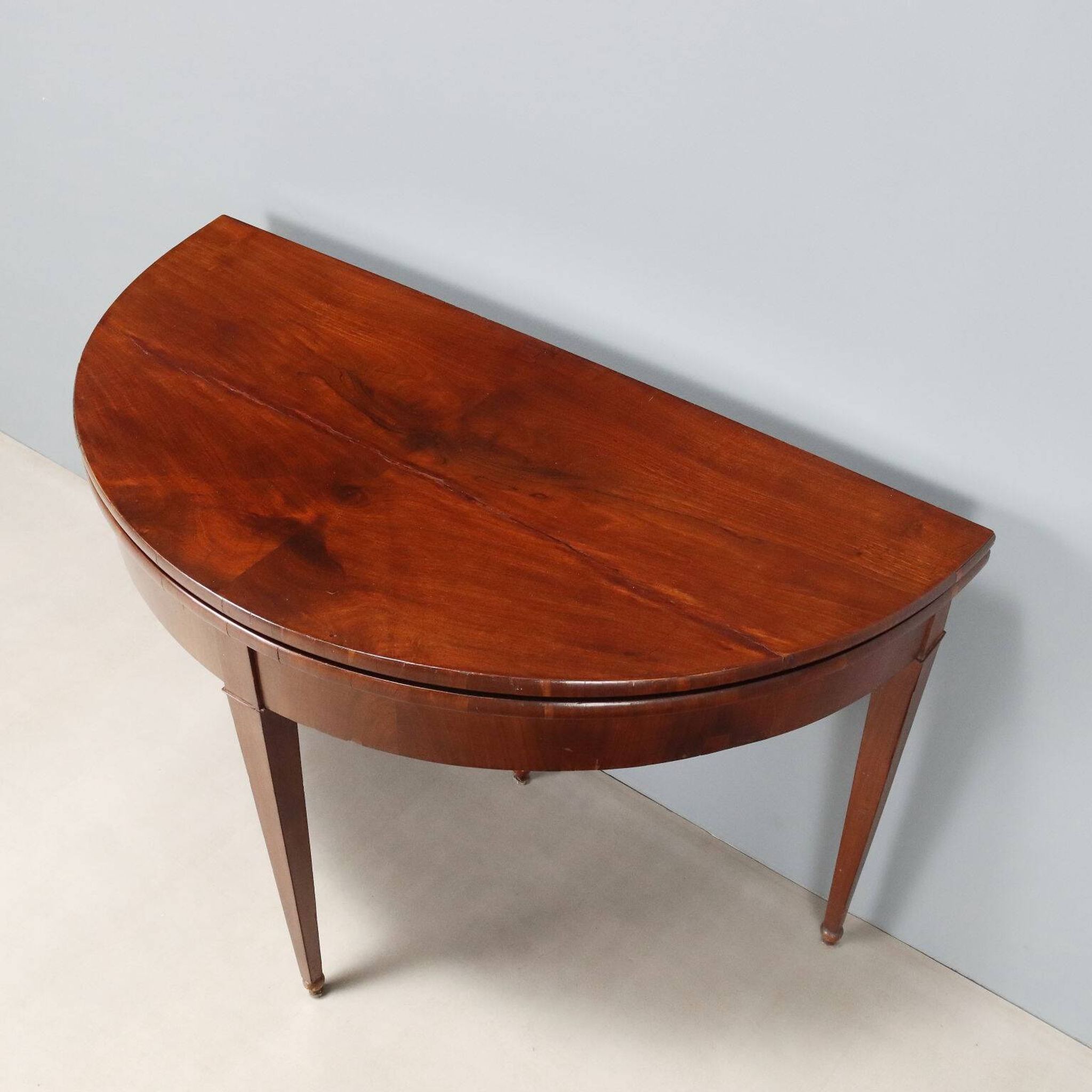 Antique demi-lune console in mahogany with an opening top, 19th century.