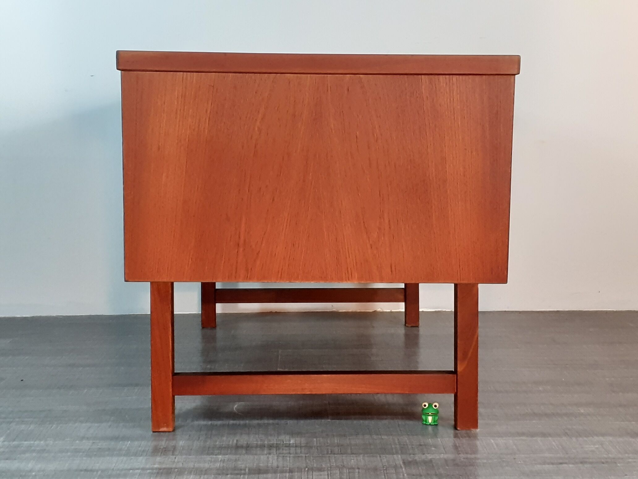 Small danish vintage desk in 1960s teck