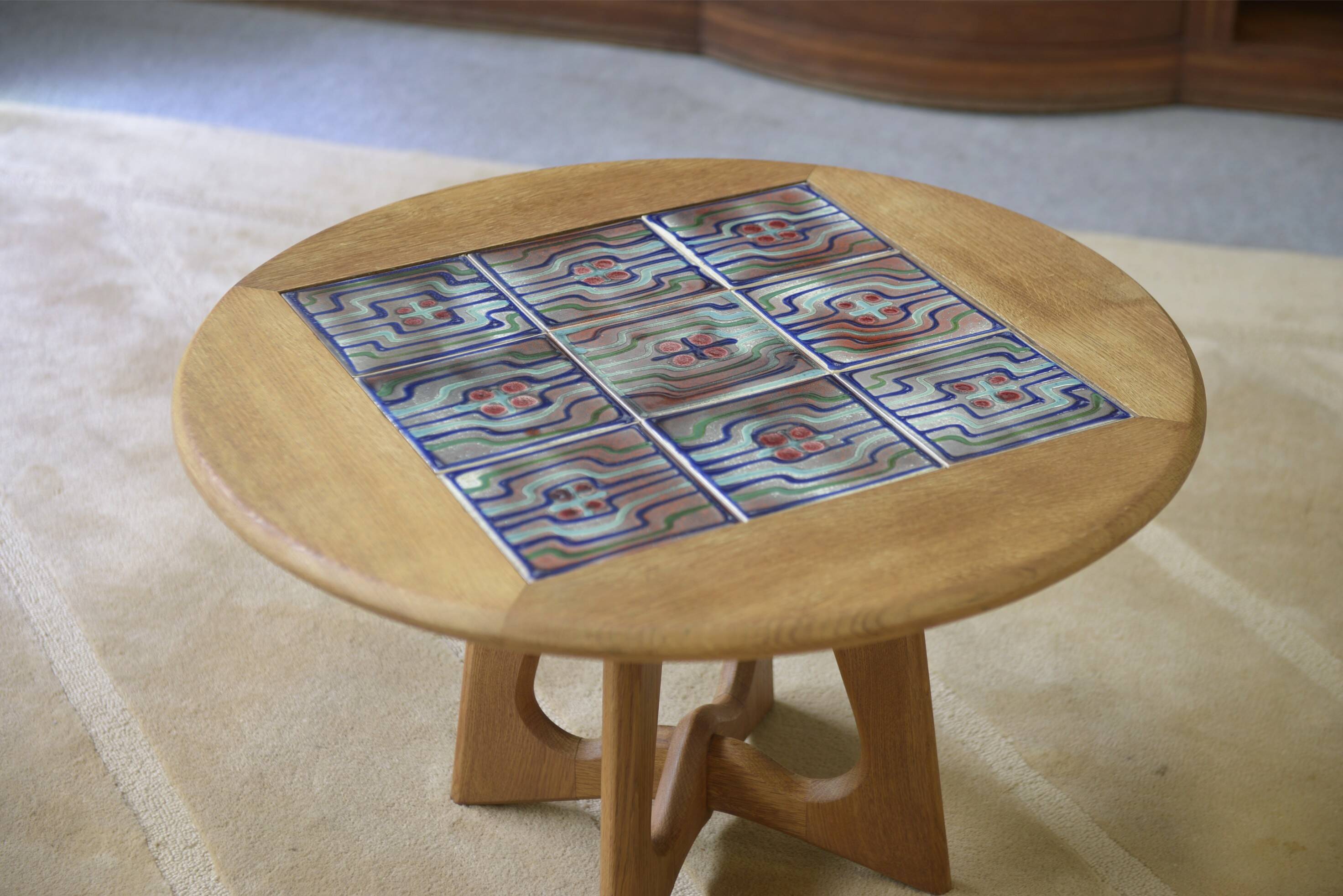 Guéridon/coffee table in oak by Guillerme and Chambron and ceramic by Danikowski for Votre Maison 1950s.