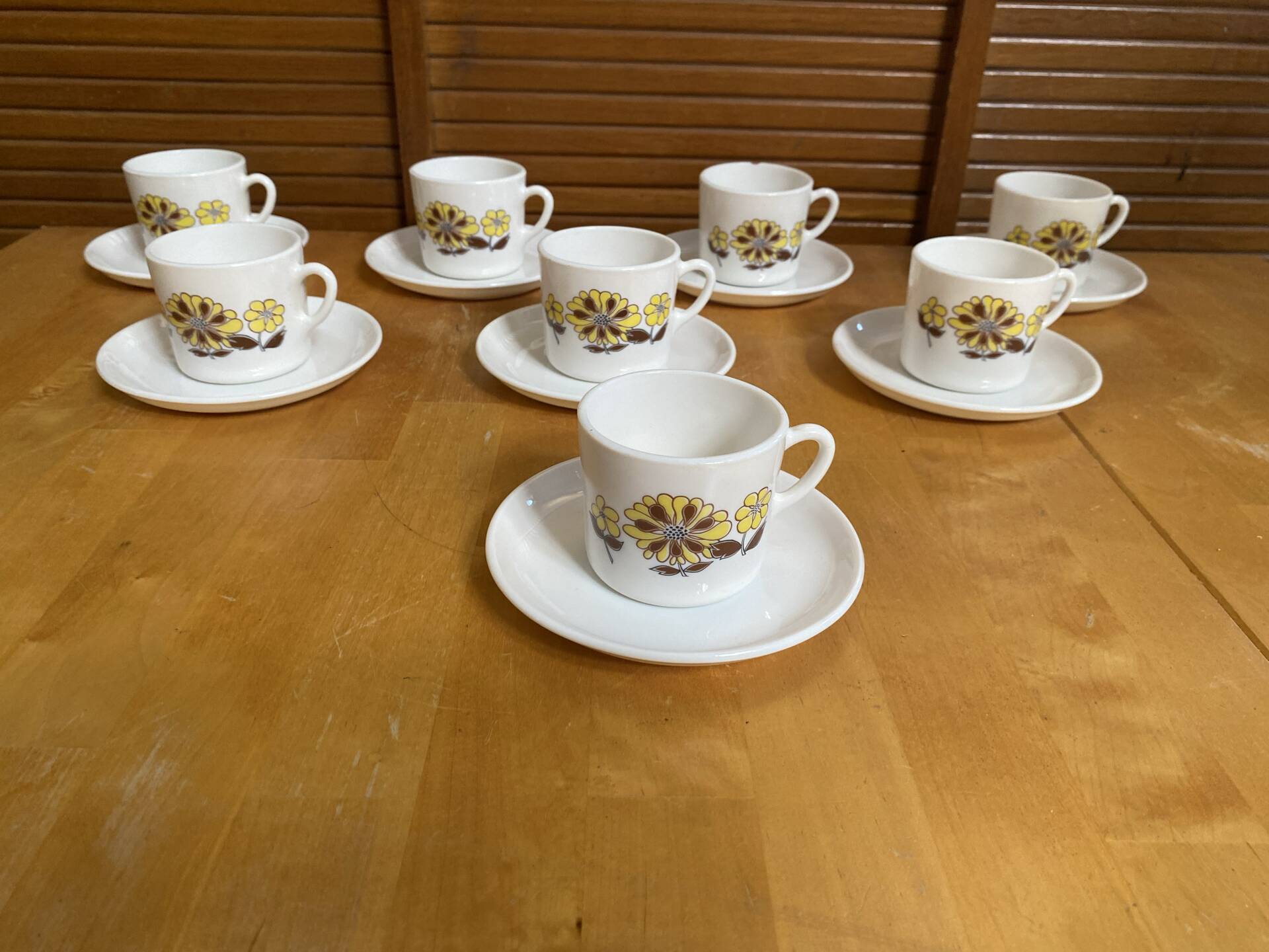 Series 8 cups & saucers sovirel white ceramic flower power fr