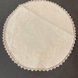 Ancien napperon ovale brodé et dentelle 28cm