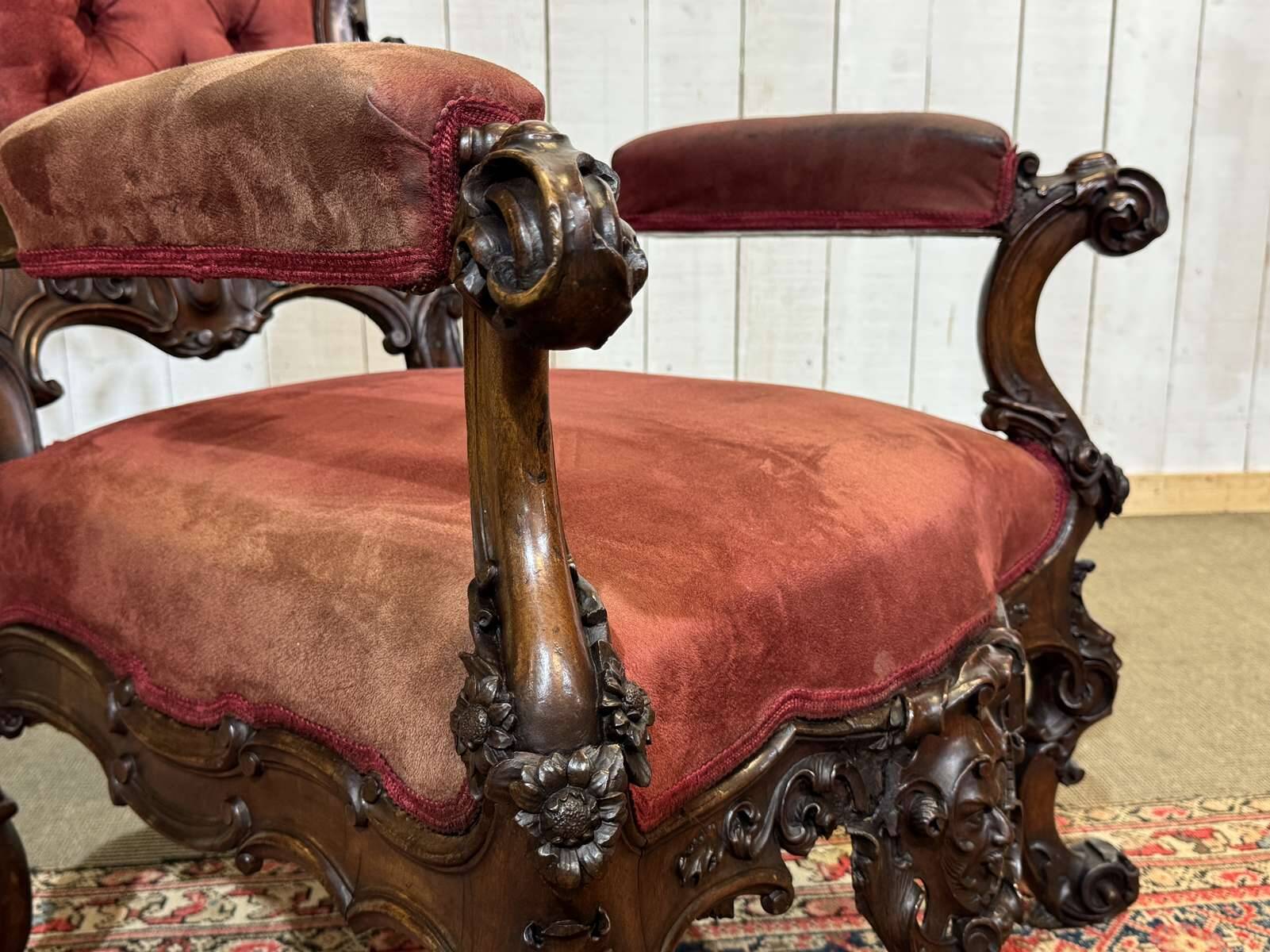 Fauteuil en acajou 19ème richement sculpté de style baroque
