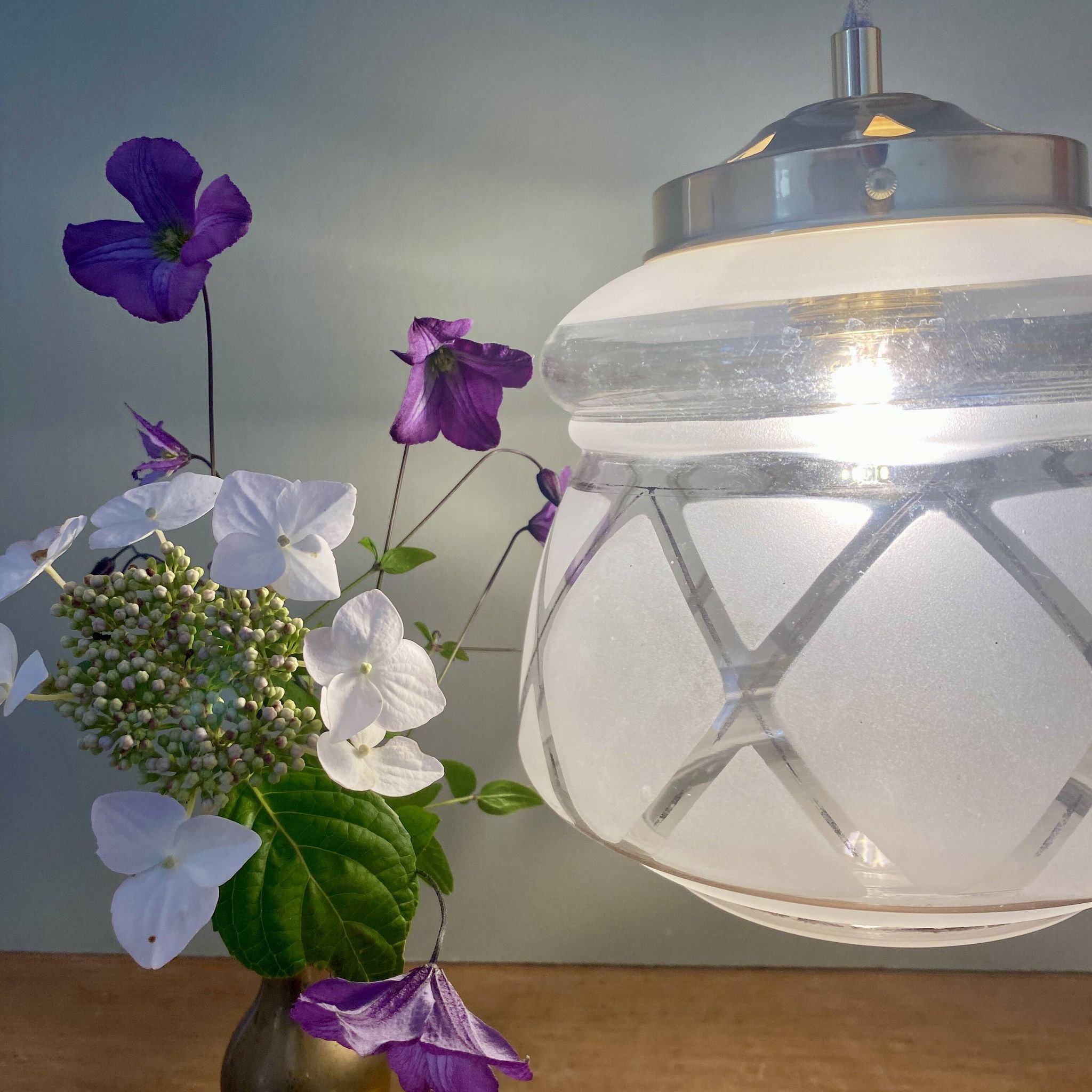 Suspension globe vintage art déco blanc et doré
