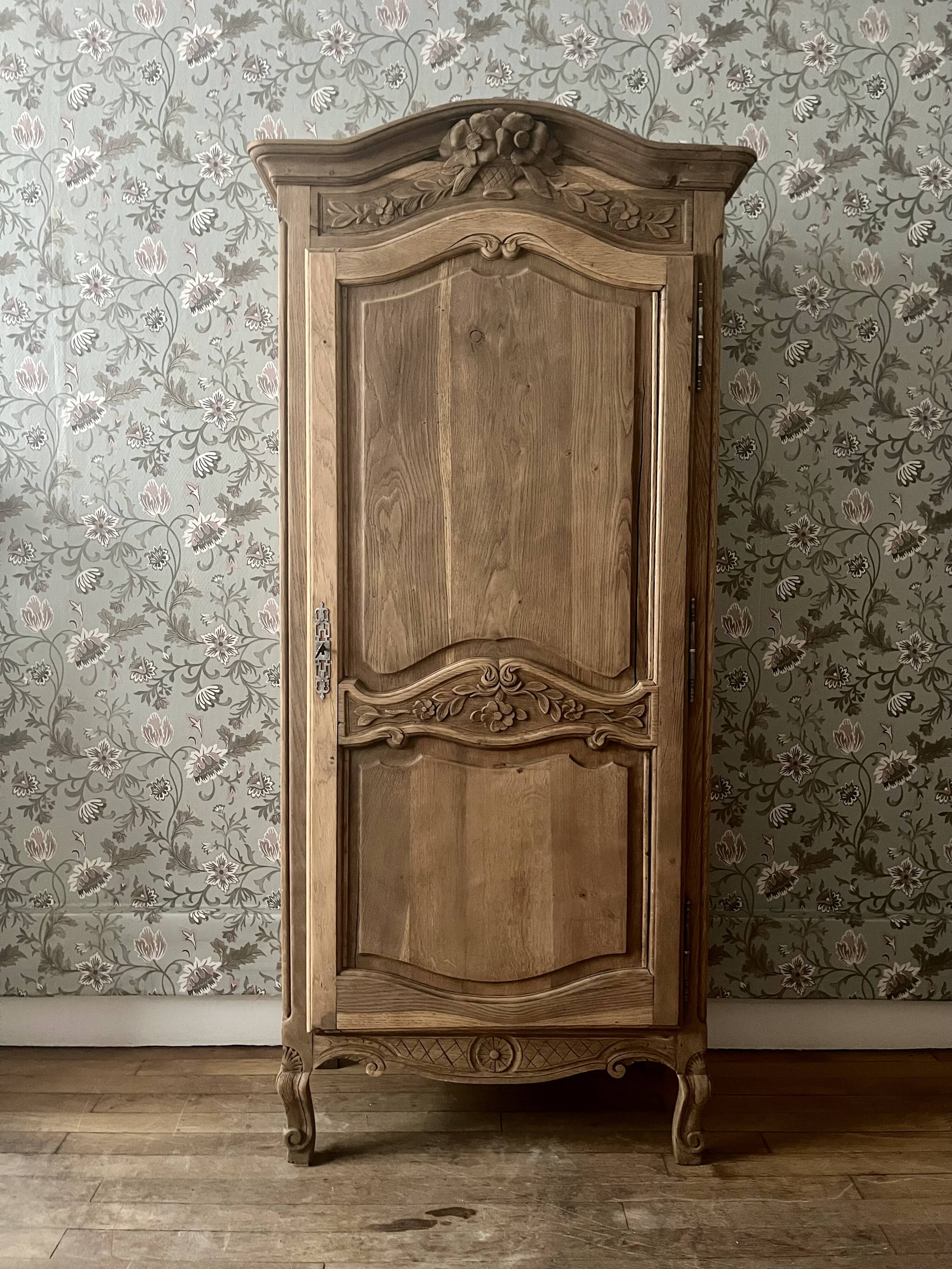 Armoire bonnetière en chêne (rénovée)