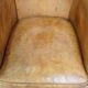 Fauteuil en cuir de mouton et clous de tapissier