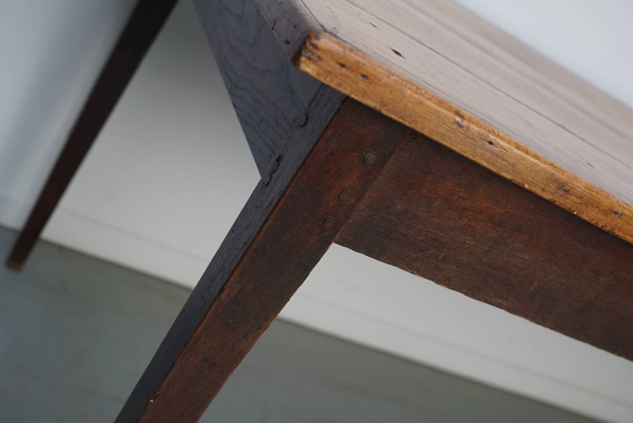 Table à manger en chêne de ferme rustique française du début du 20e siècle