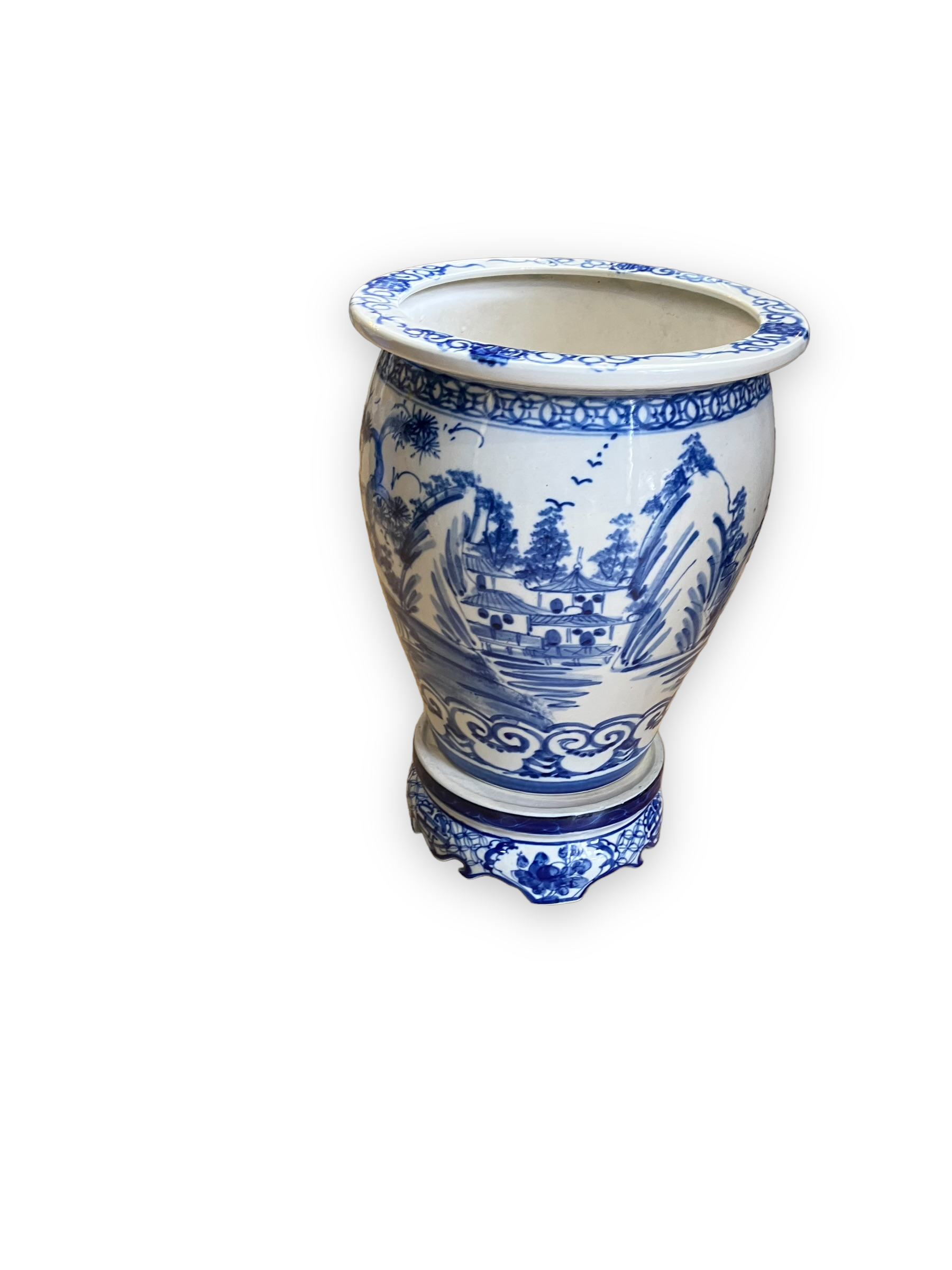 Vietnamese pot cache in white and blue porcelain