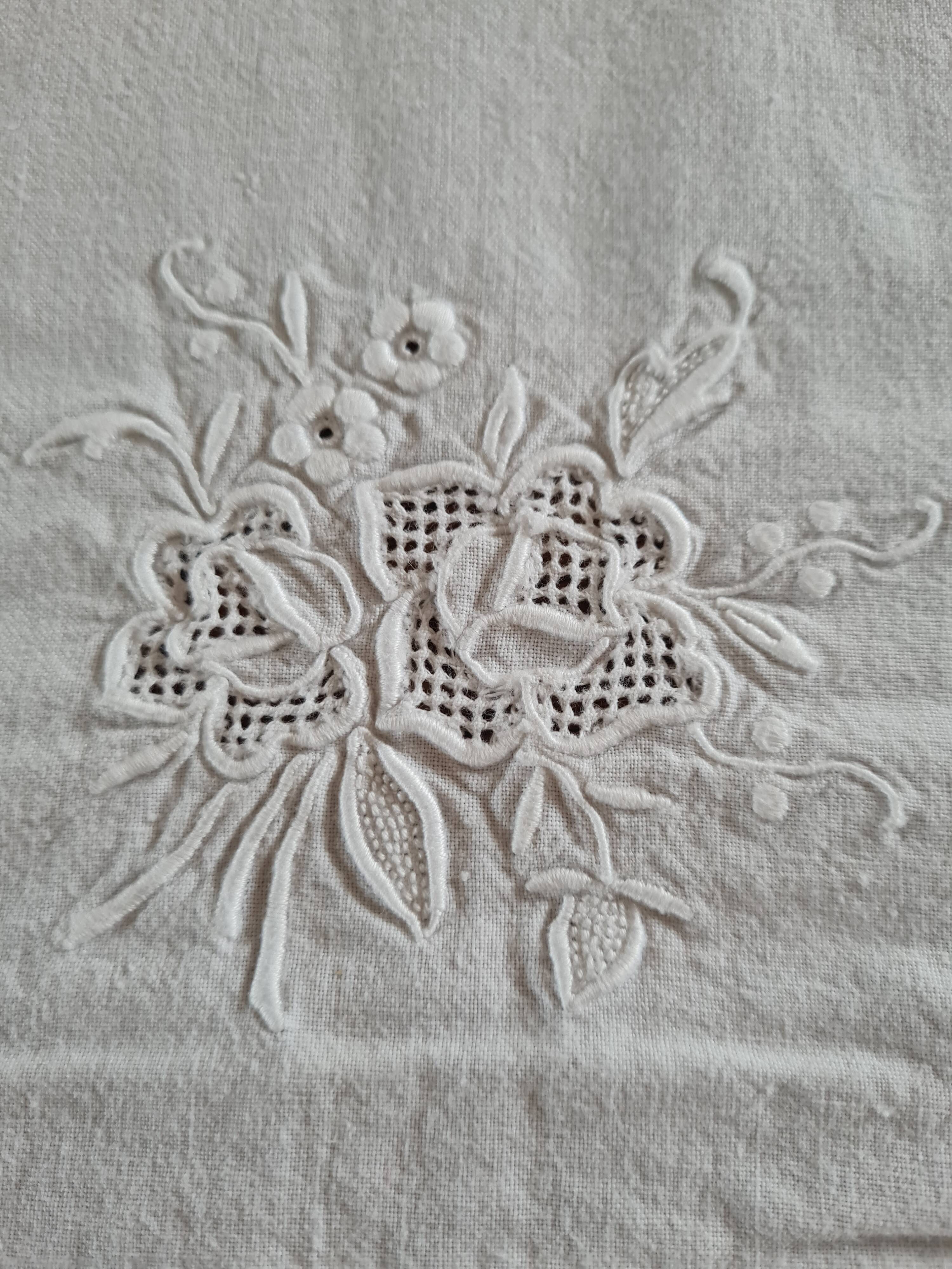 White embroidered tablecloth and 6 matching napkins