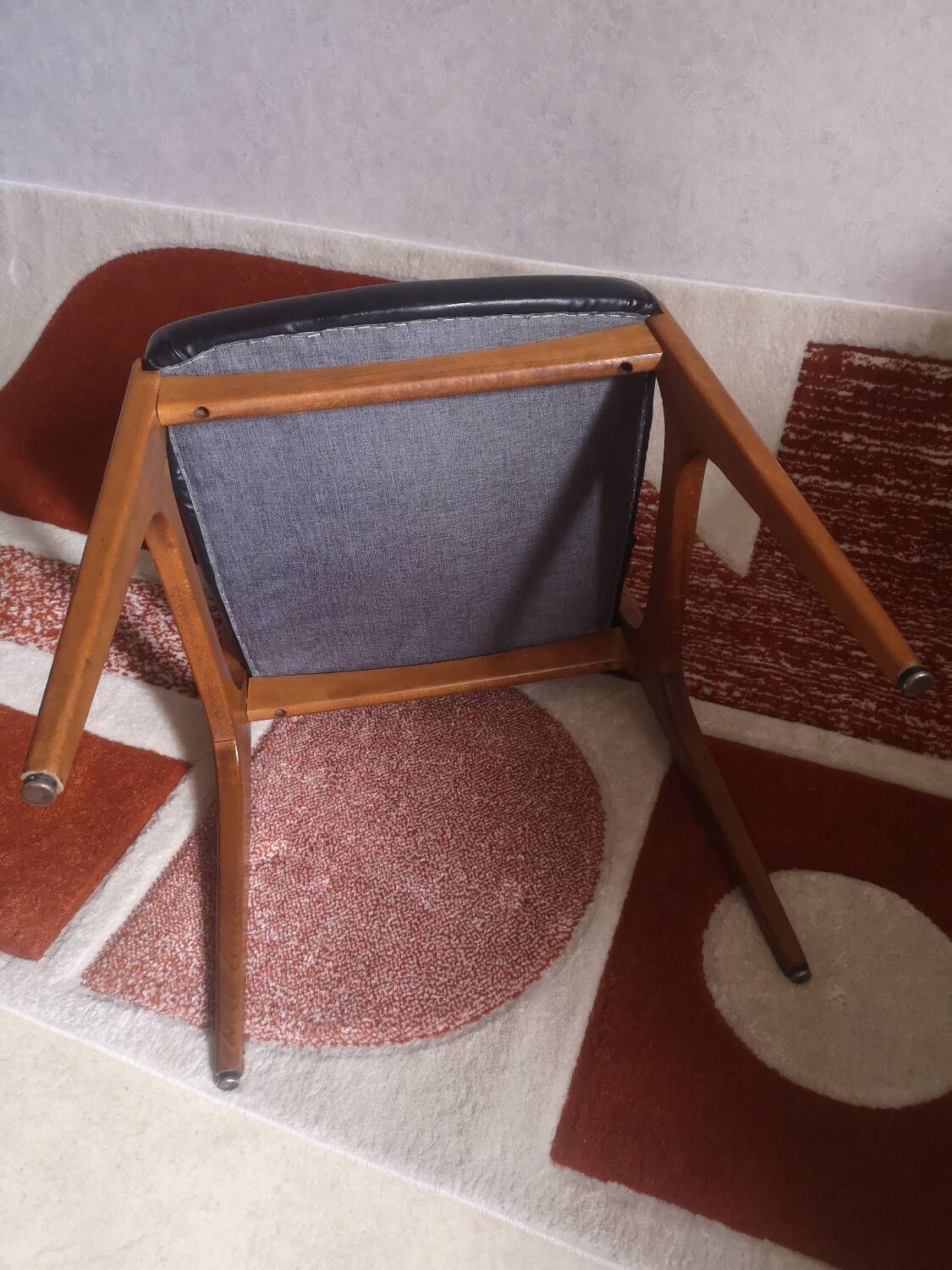 2 Scandinavian chairs