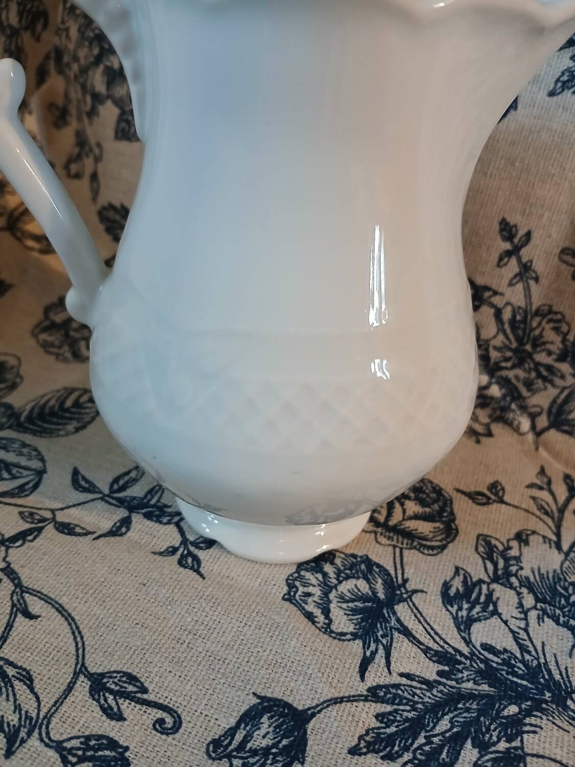 Petit pichet ancien en porcelaine 