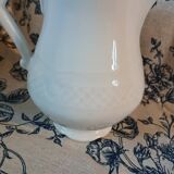 Petit pichet ancien en porcelaine 