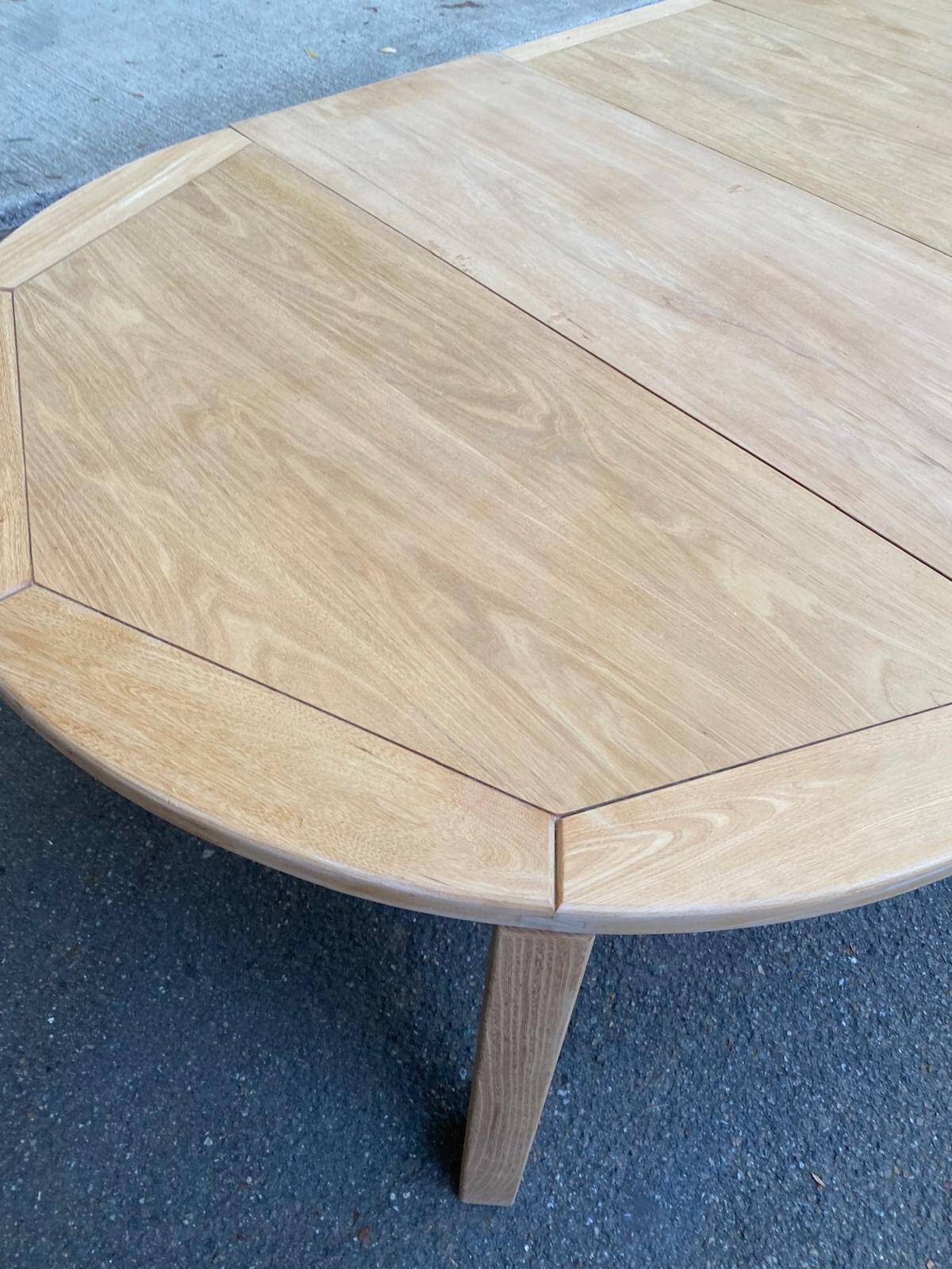 Table à manger scandinave ronde extensible décapée en chêne brut 1970