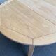Table à manger scandinave ronde extensible décapée en chêne brut 1970