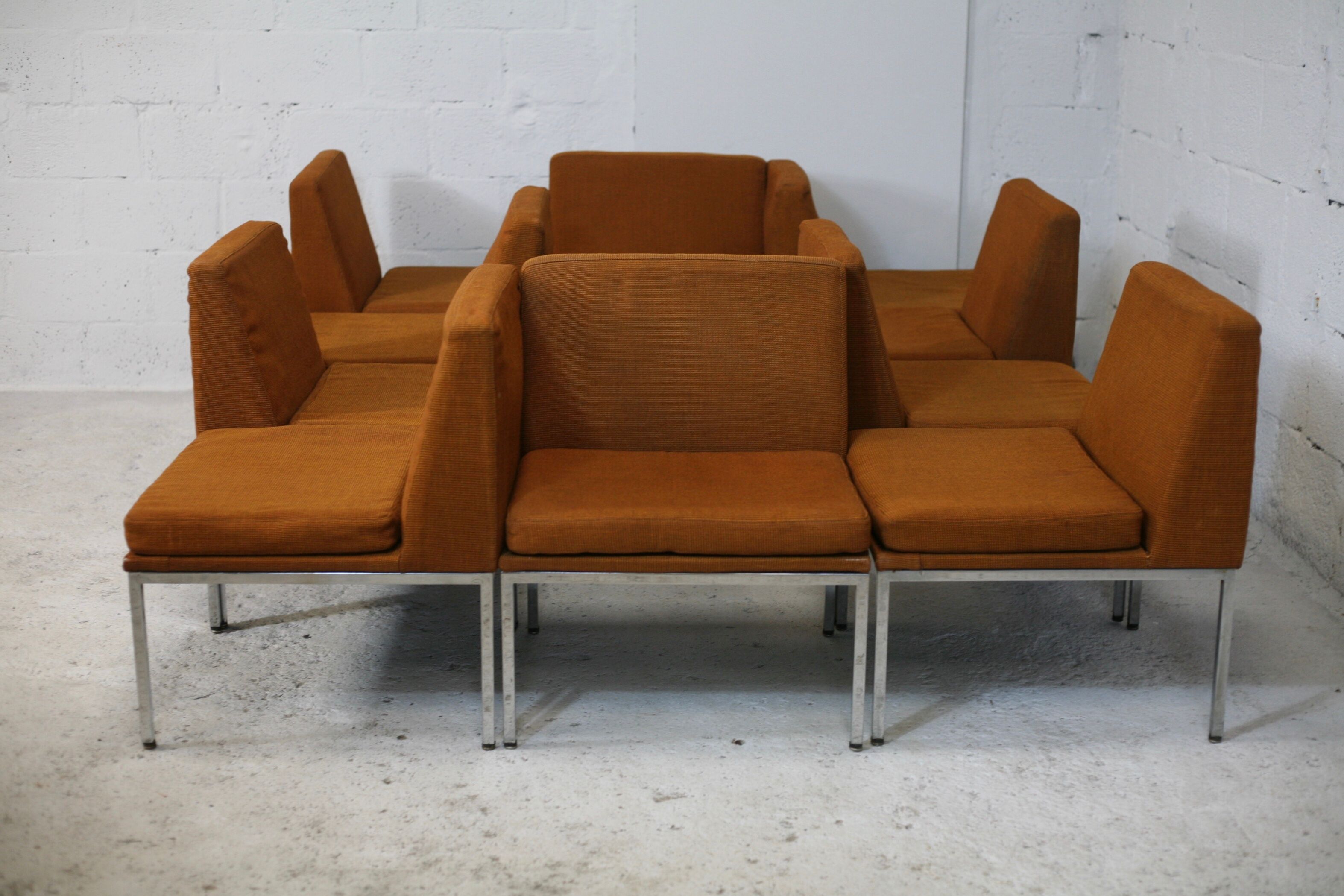 Ensemble de 10 chauffeuses de Louis Baillon, édition Planforms formant canapé modulable, circa 1950