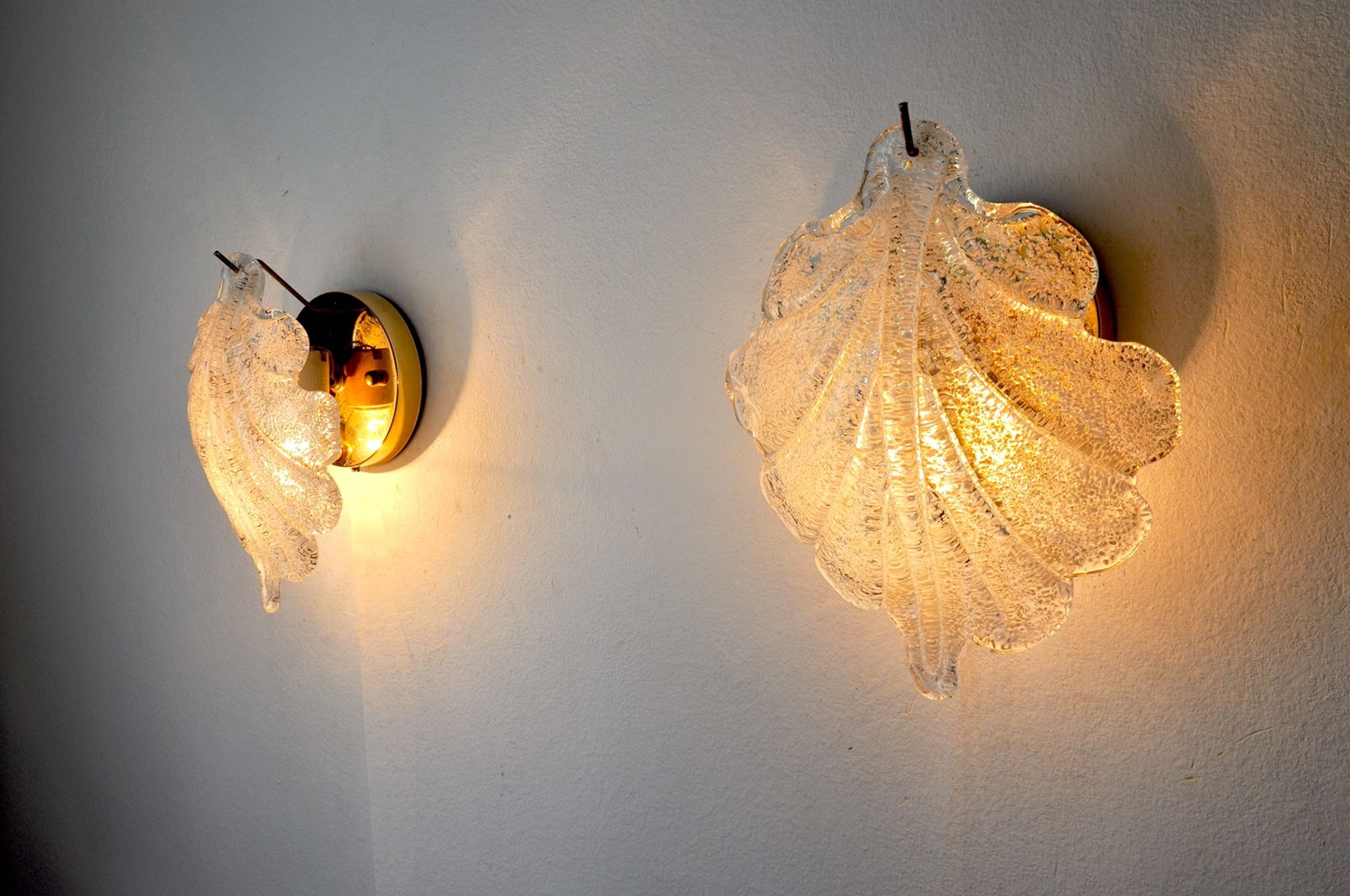 Pair of wall lamps Feuille by Murano Mazzega in frosted glass Italy 1970