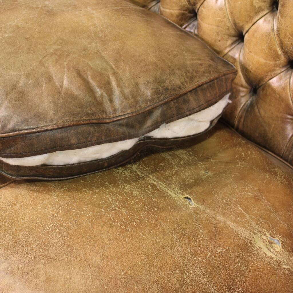 Grand canapé anglais Chesterfield en cuir des années 20