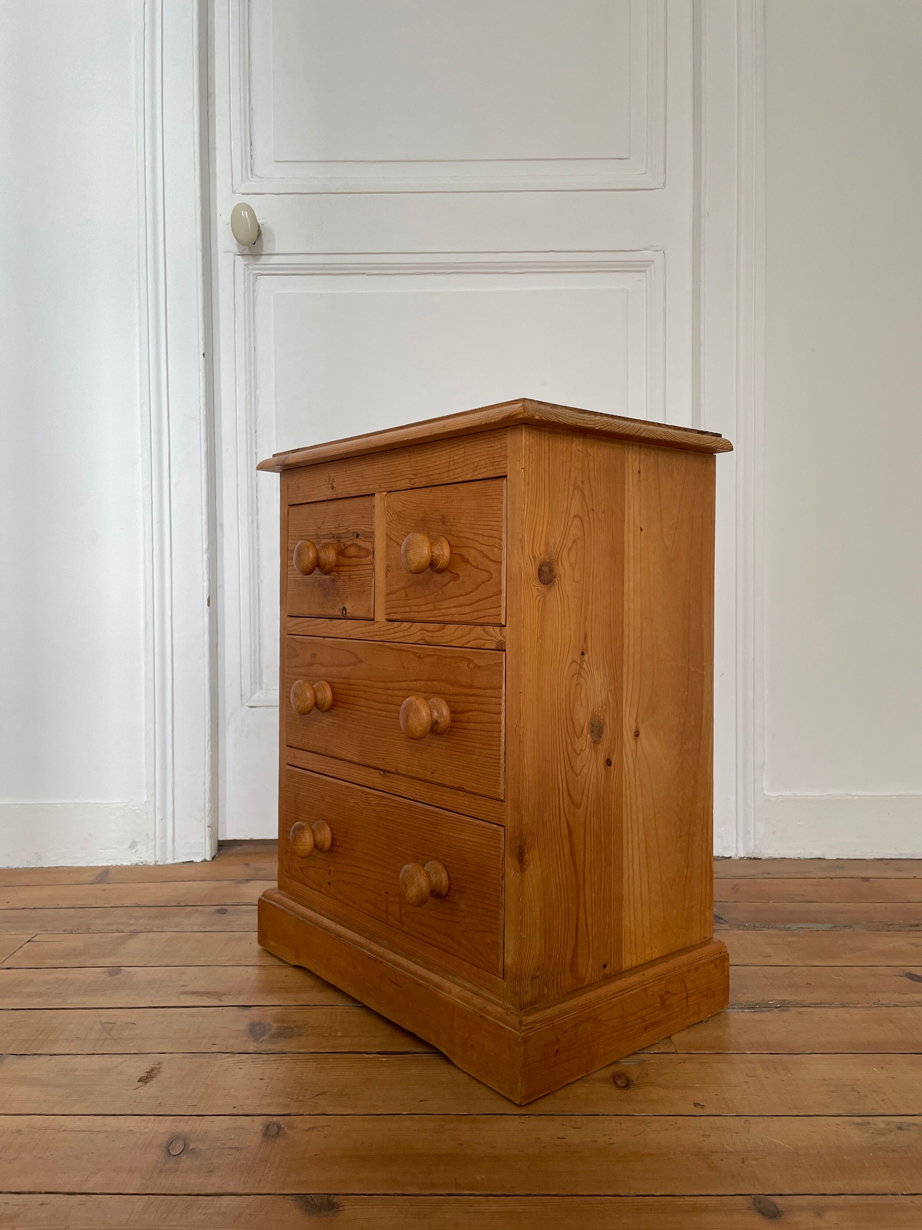 Mini commode vintage pour chambre d’enfant