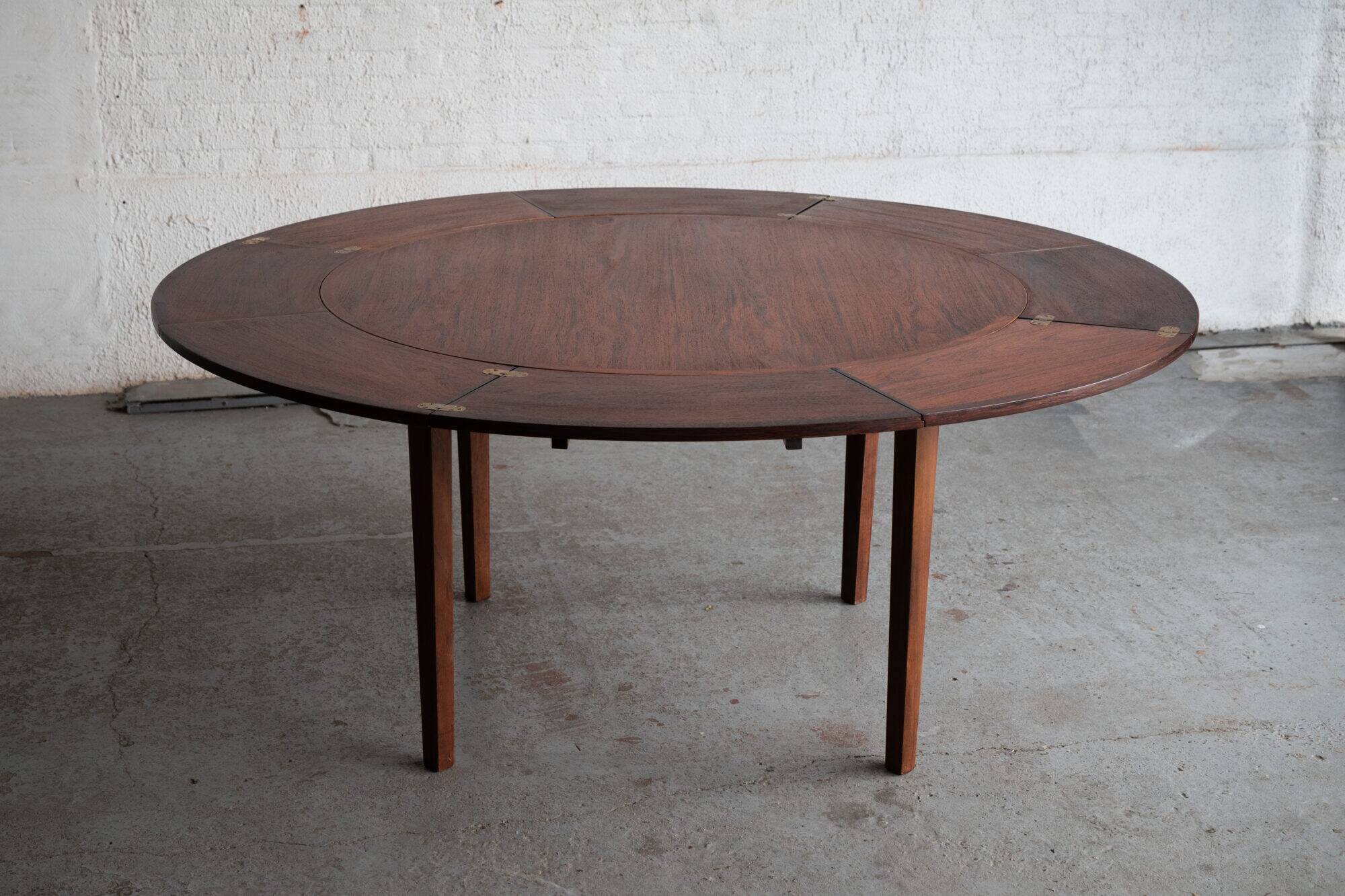 Dining table 'Lotus' by Dyrlund