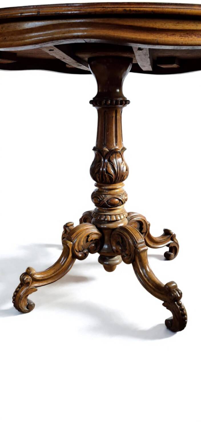 Table ovale victorienne, XIXe siècle