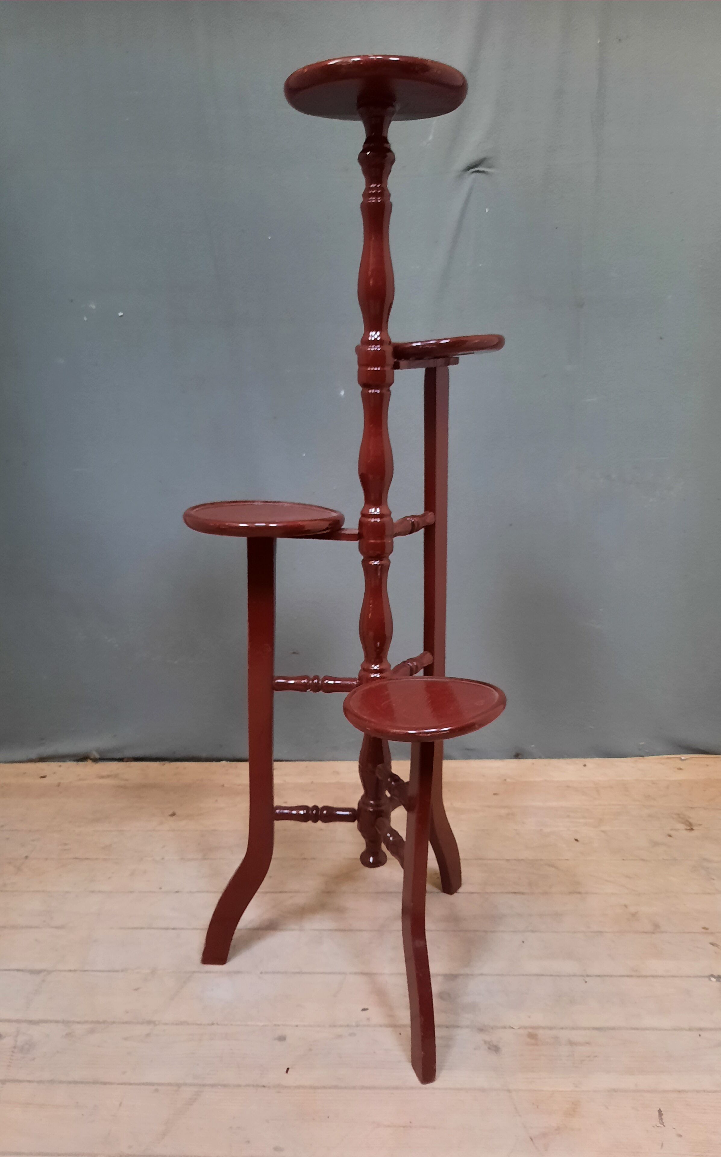 Pot door in red lacquered wood