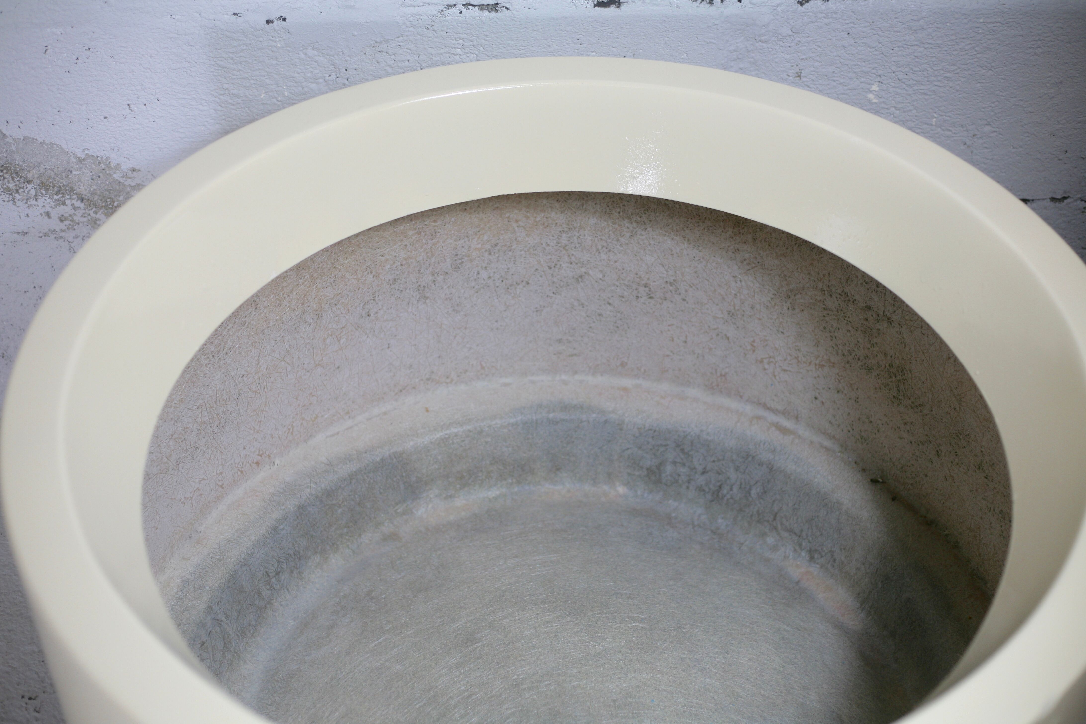 Important cylindrical planter in cream lacquered fiberglass, circa 1970